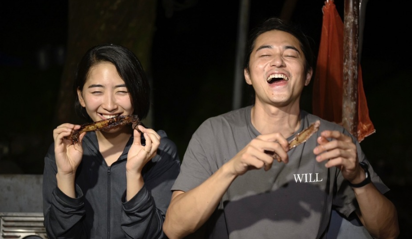 東出昌大宣布再婚，並與小12歲的孕妻松本花林同框。（翻攝網路）