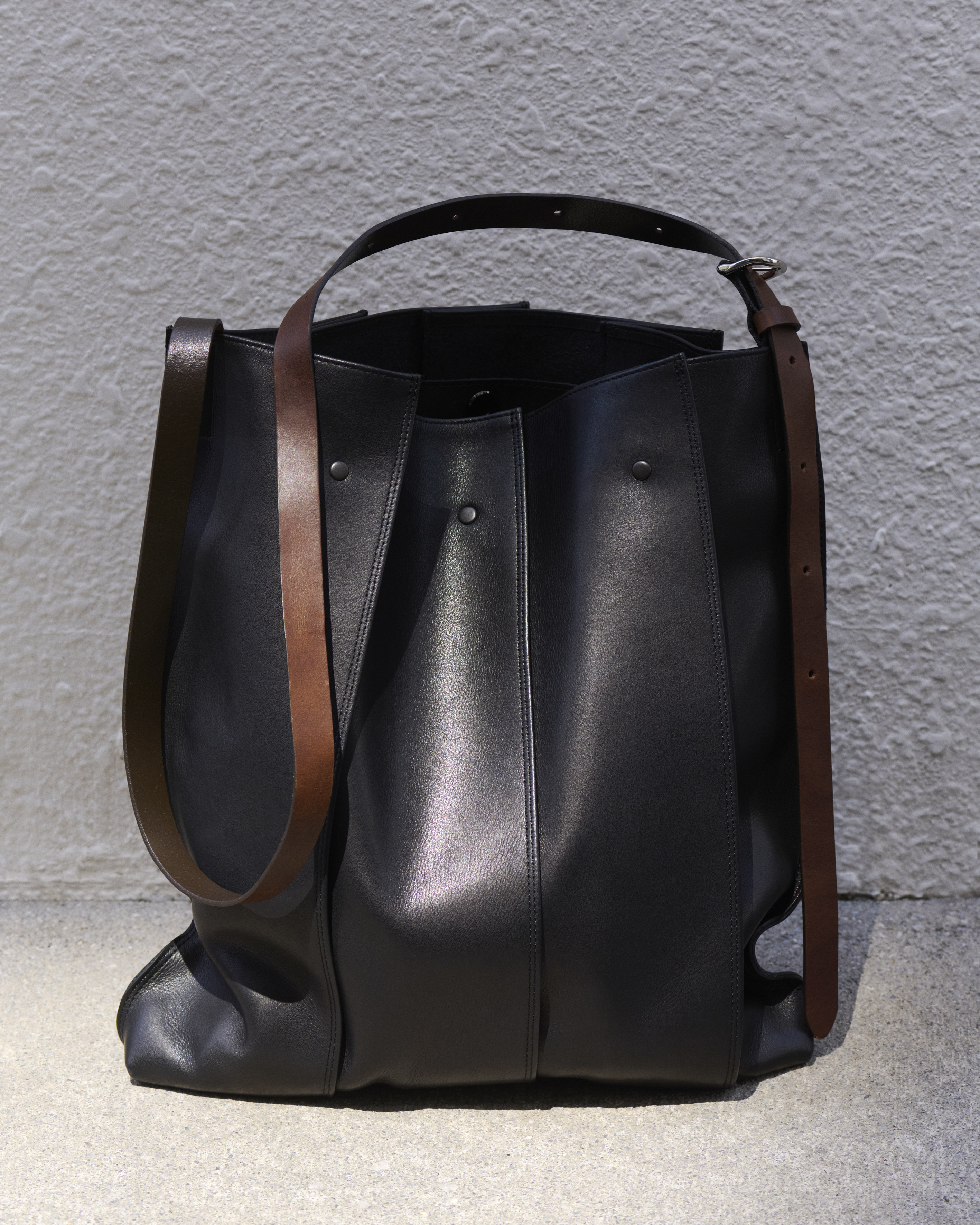 LEATHER PLEATS包款將於9月1日上市。（君梵提供）       