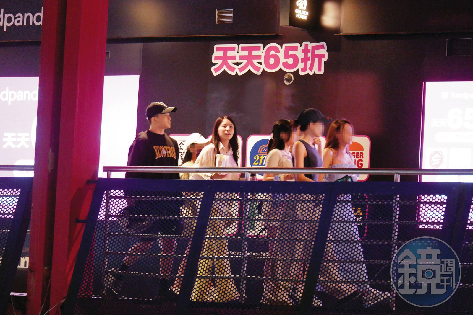 8/5 23：48，孫生（左）與女友（左二）現身信義威秀影城，看午夜場電影。（圖／鏡週刊）