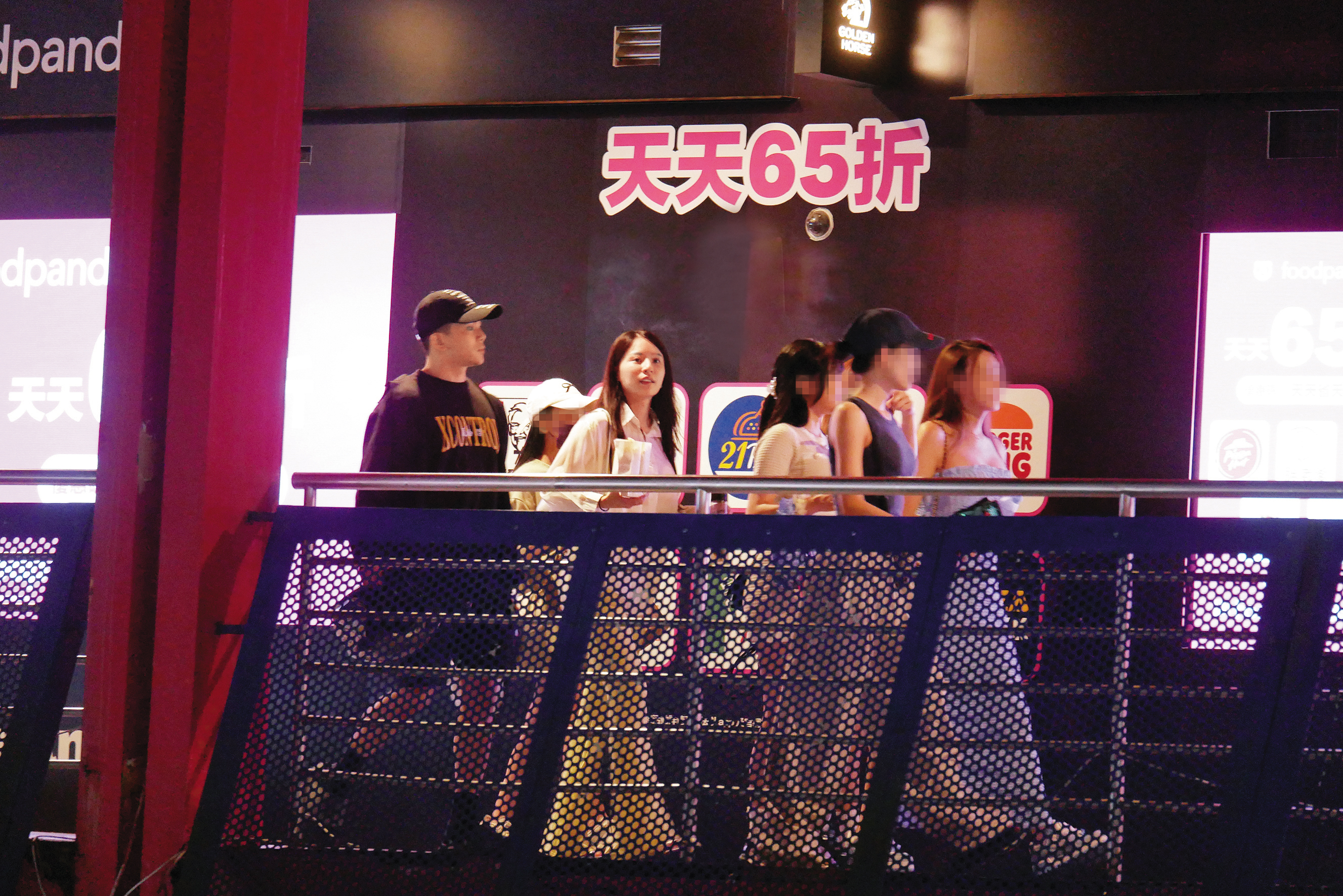 8/5 23：48，孫生（左）與女友（左二）現身信義威秀影城，看午夜場電影。