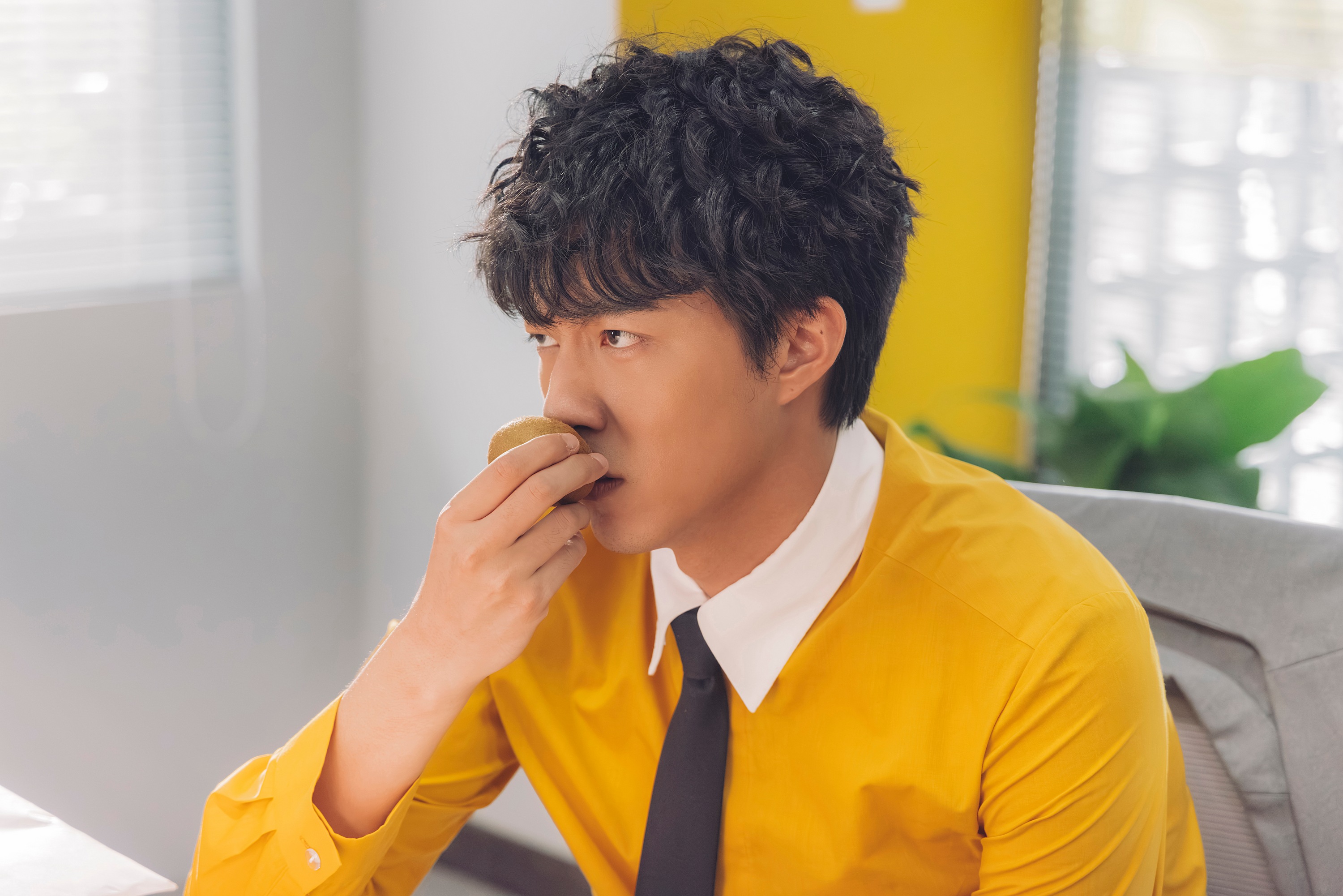 蔡凡熙在《幸福房屋事件簿》飾演通靈房仲。(逆光電影股份有限公司提供)