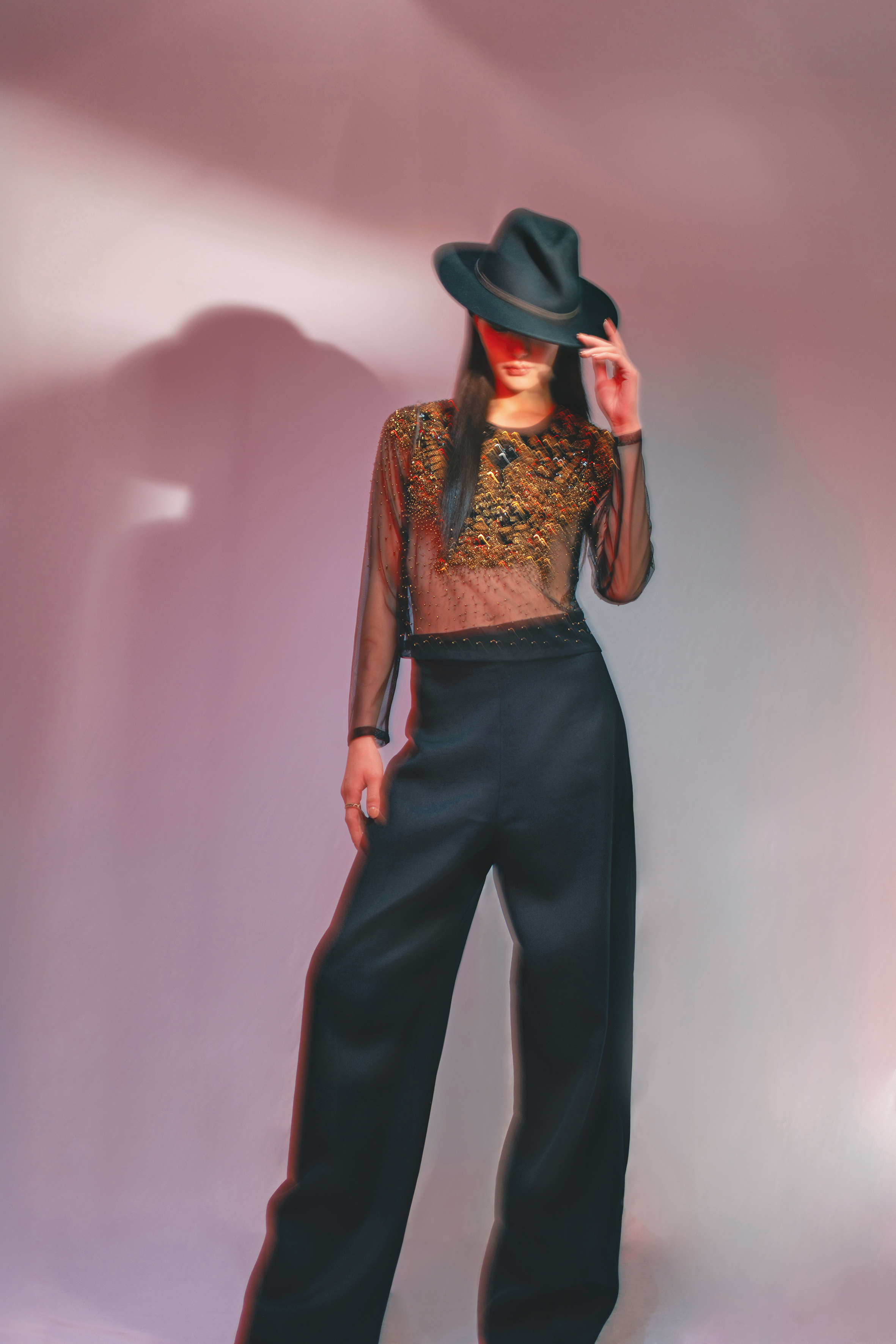 Greta上衣 價格店洽 by ALLSAINTS/開衩羊毛長褲 NT$5,999 by H&M STUDIO/西部牛仔風羊毛帽 NT$1,799 by H&M STUDIO/Matrix戒指(紫色) NT$4,950 by SWAROVSKI/Matrix戒指(綠色) NT$4,950 by SWAROVSKI。