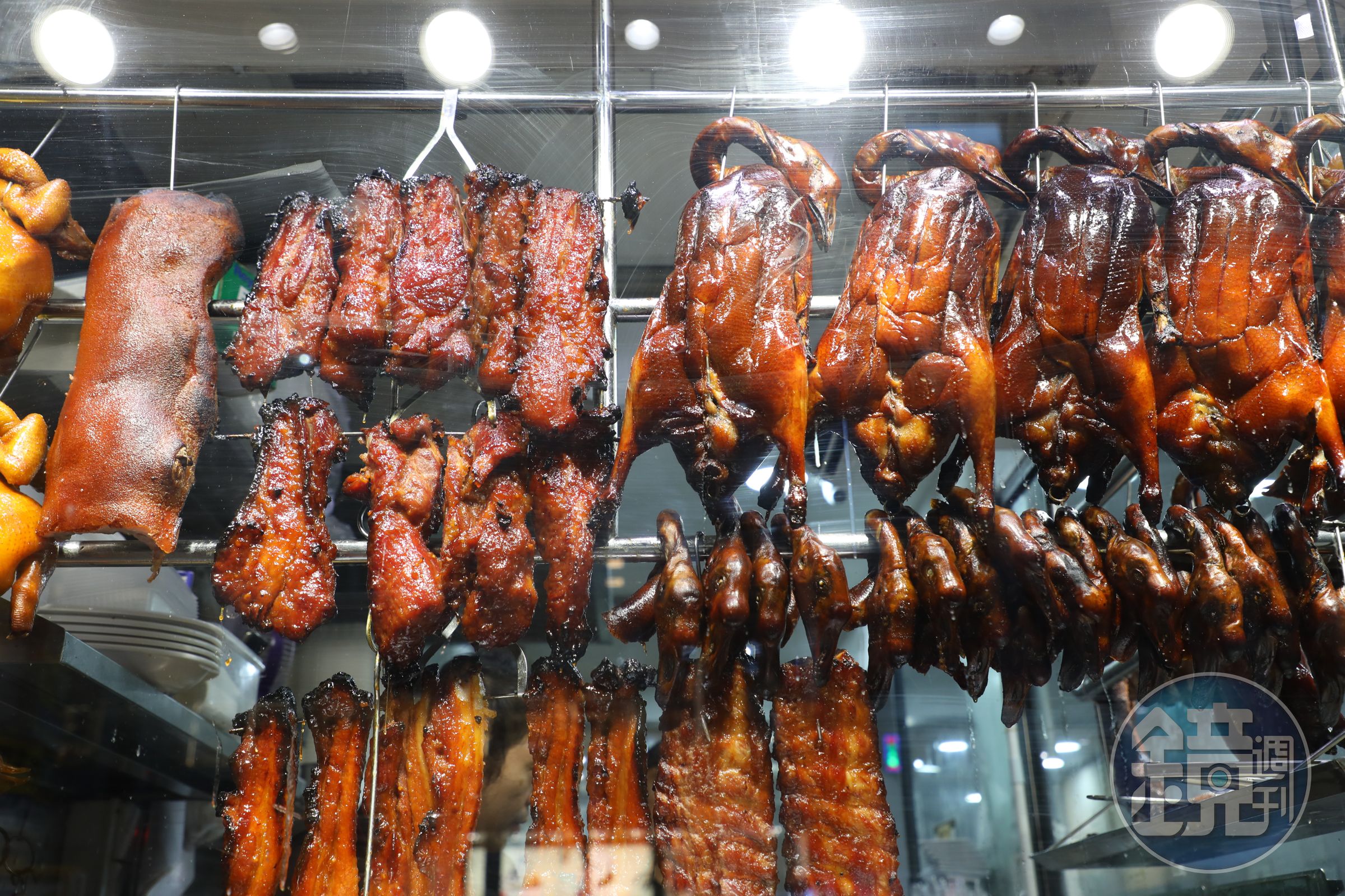 櫥窗吊掛著品類豐富的燒味,燒鵝、叉燒、乳豬,每一樣都令人垂涎。
