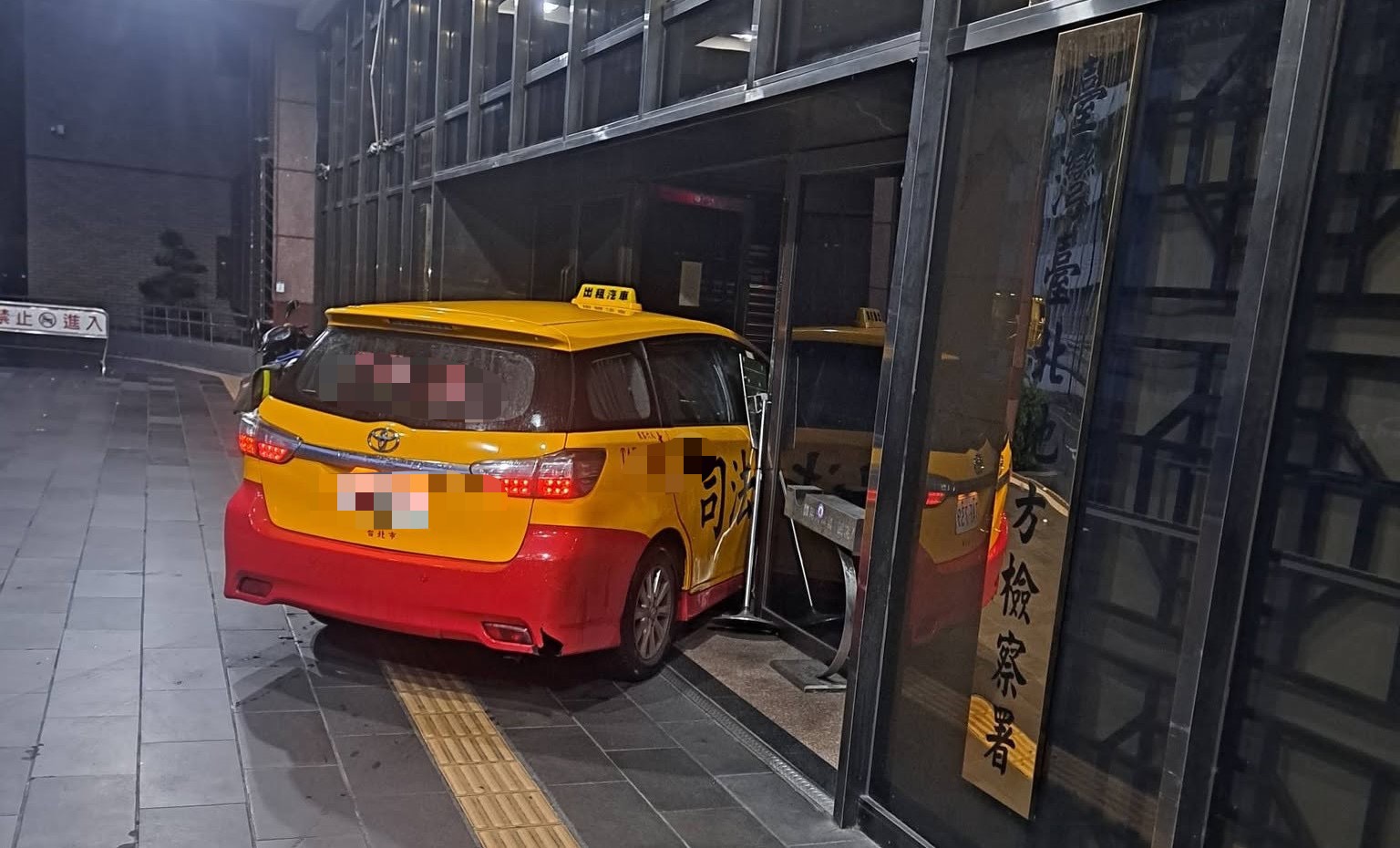 邵男不滿法院判決,今晨駕駛貼著「司法已死」的計程車衝撞北檢大門口。翻攝當事人臉書