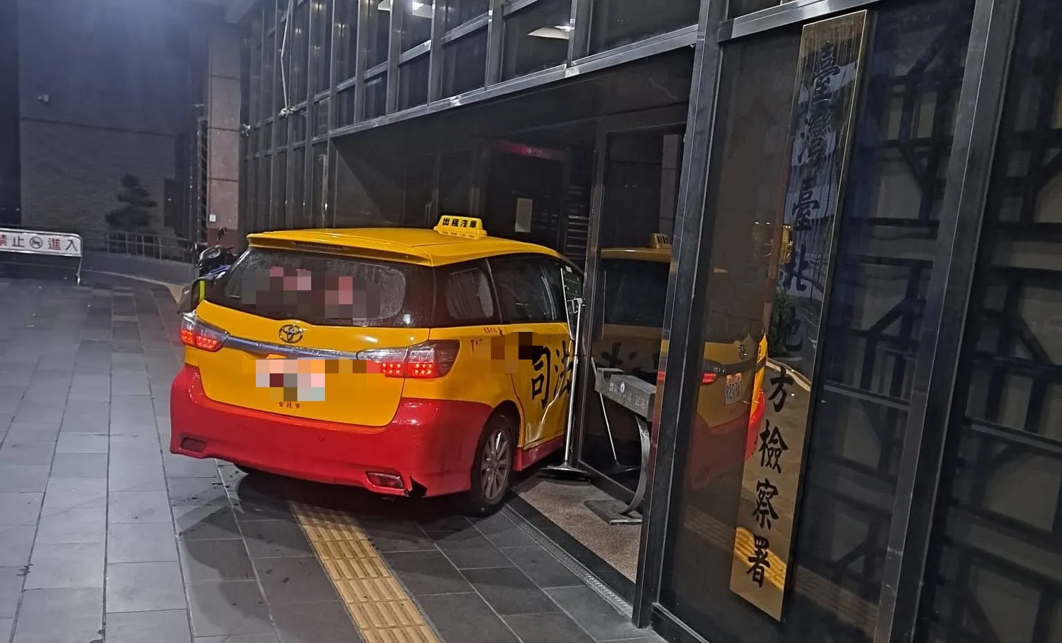 邵男不滿法院判決，今晨駕駛貼著「司法已死」的計程車衝撞北檢大門口。翻攝當事人臉書