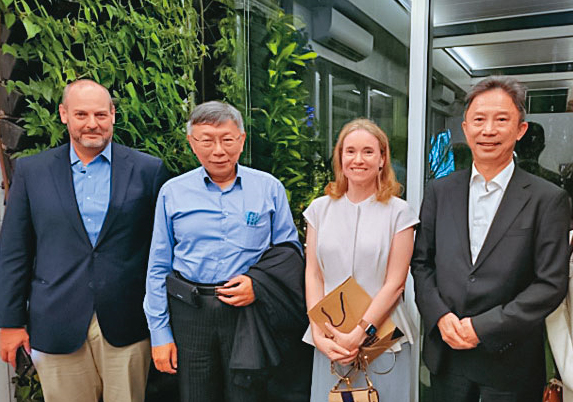 柯文哲（左2）2022年底卸任前10天訪問新加坡，除了帳房橘子也同行，沈慶京當時也帶財務人員赴星國，遭懷疑在海外行、收賄。（台北市政府提供）