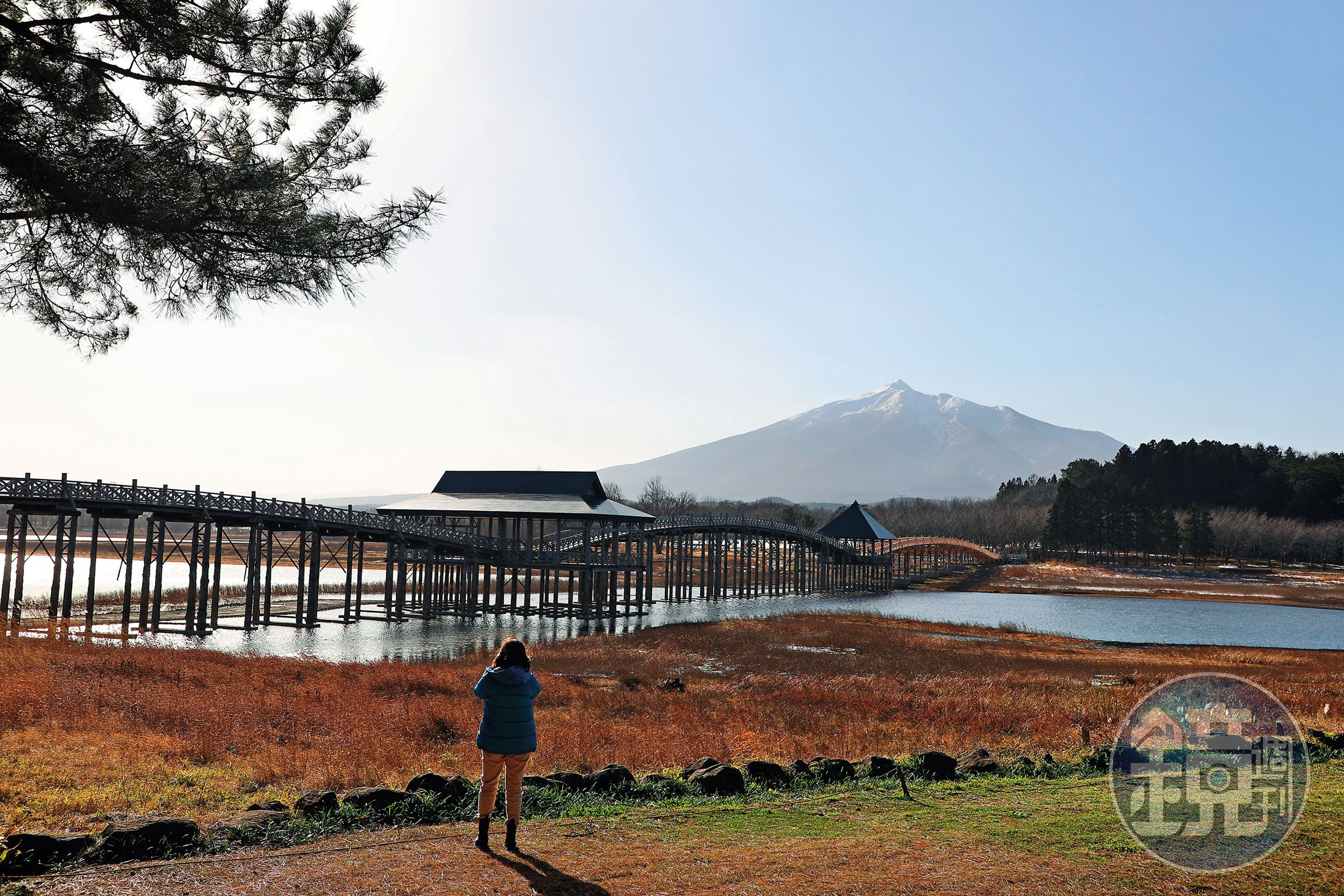 「鶴舞橋」是日本最長的木造拱橋,清晨日暮都有不同的光影美景可賞。