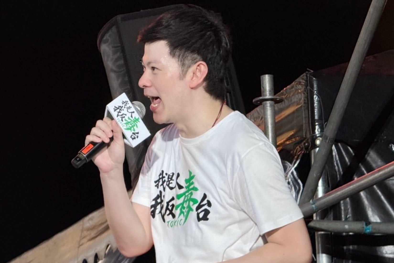 李柏毅受訪淚崩7次鞠躬道歉,坦言是因孩子生病,對醫師的建議與說法無法接受,才會在溝通過程中大聲,但也強調沒有想用特權。(翻攝自臉書@台北市議員 李柏毅)