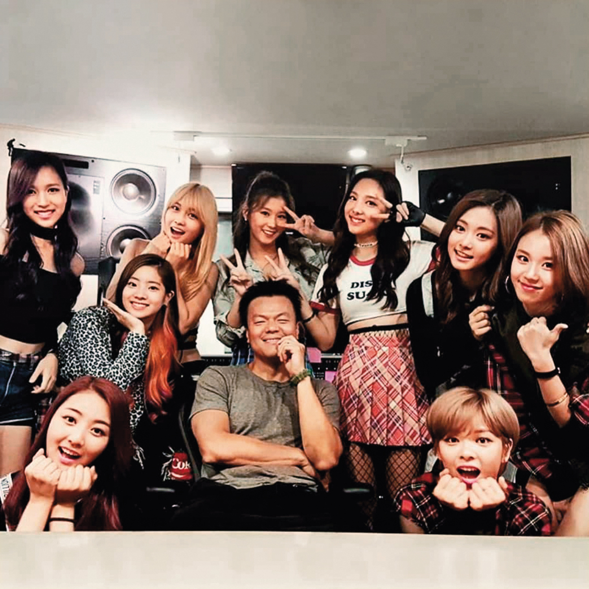 韓國女團TWICE全員前年和經紀公司JYP續約,自去年開始才陸續有個人活動和小分隊。(翻攝自J.Y.Park IG)