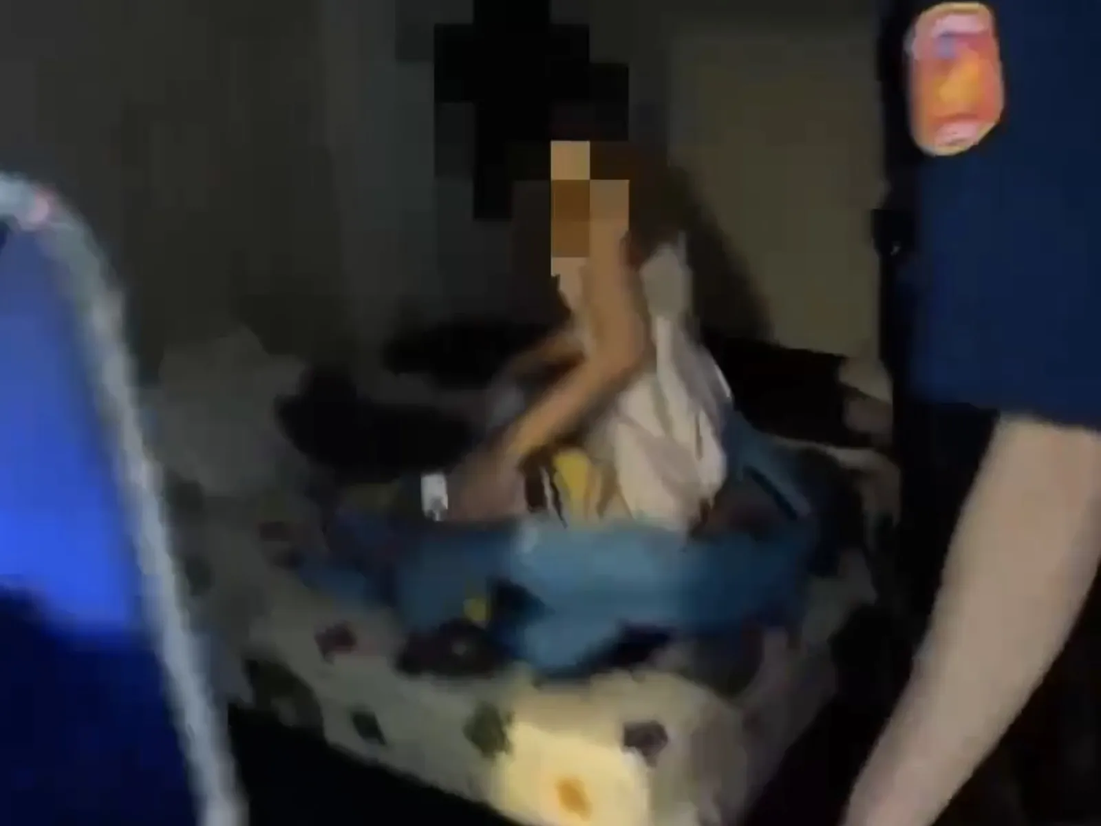 據了解，警方查緝時有9名男客正在接受性服務，嚇得小姐僅穿薄紗驚慌裹被。（翻攝畫面）