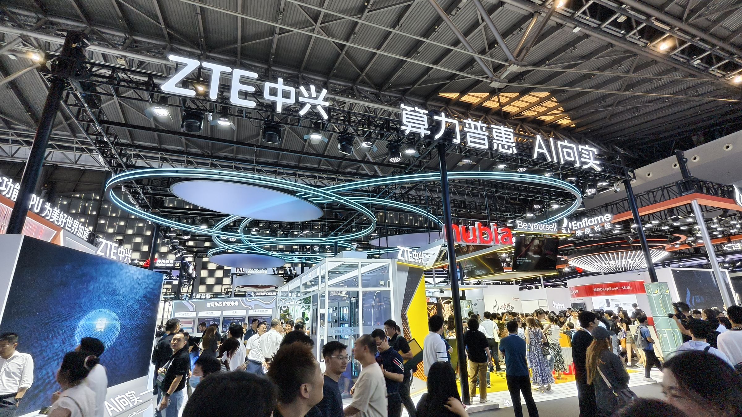 受惠美中科技戰博弈,中國本土光通訊產業需求大爆發。(圖為中國中興通訊)