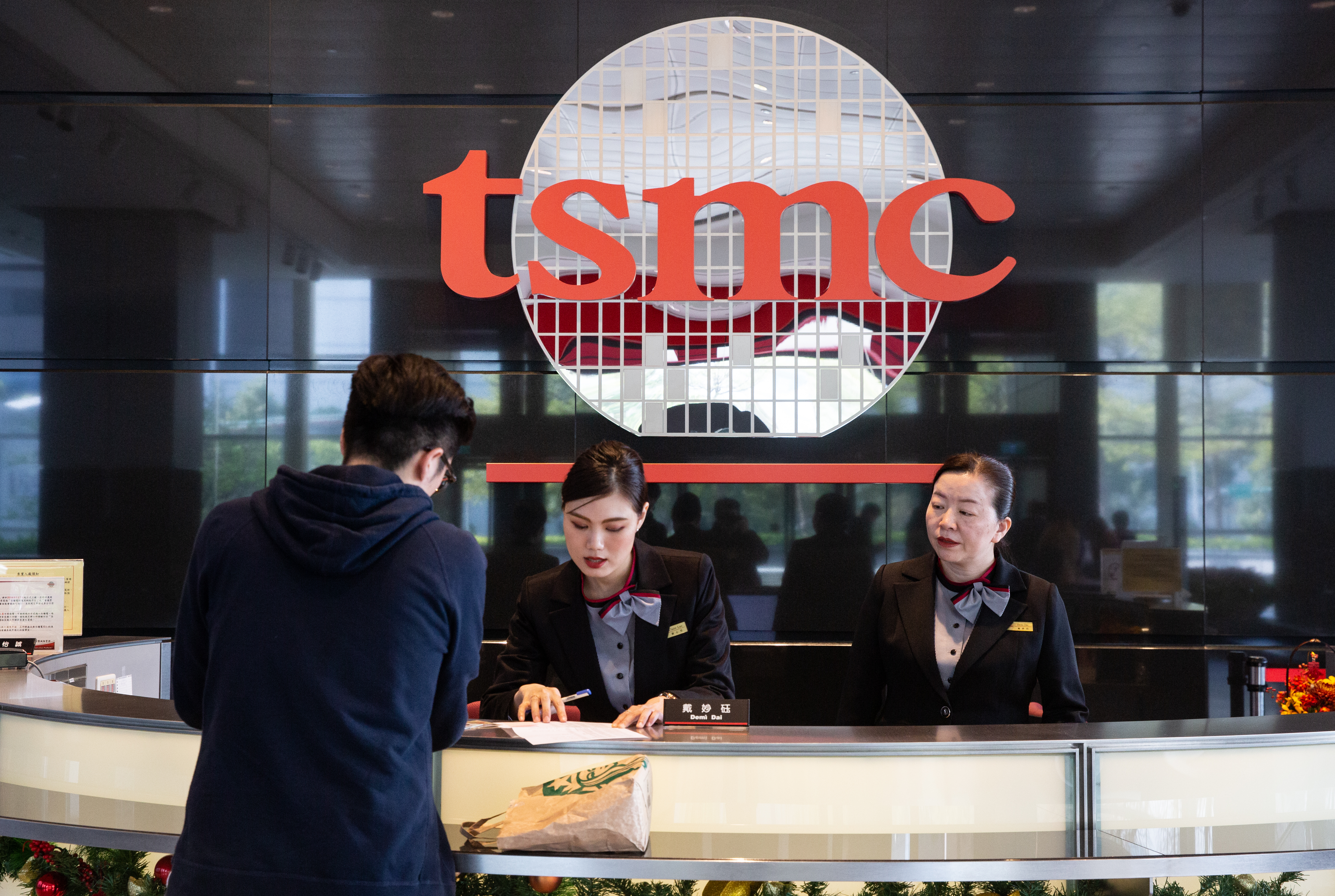 技術面和外資動向，都是個股在跟投資人眉目傳情，王仲麟認為，台積電可等待外資成本550元再進場布局。