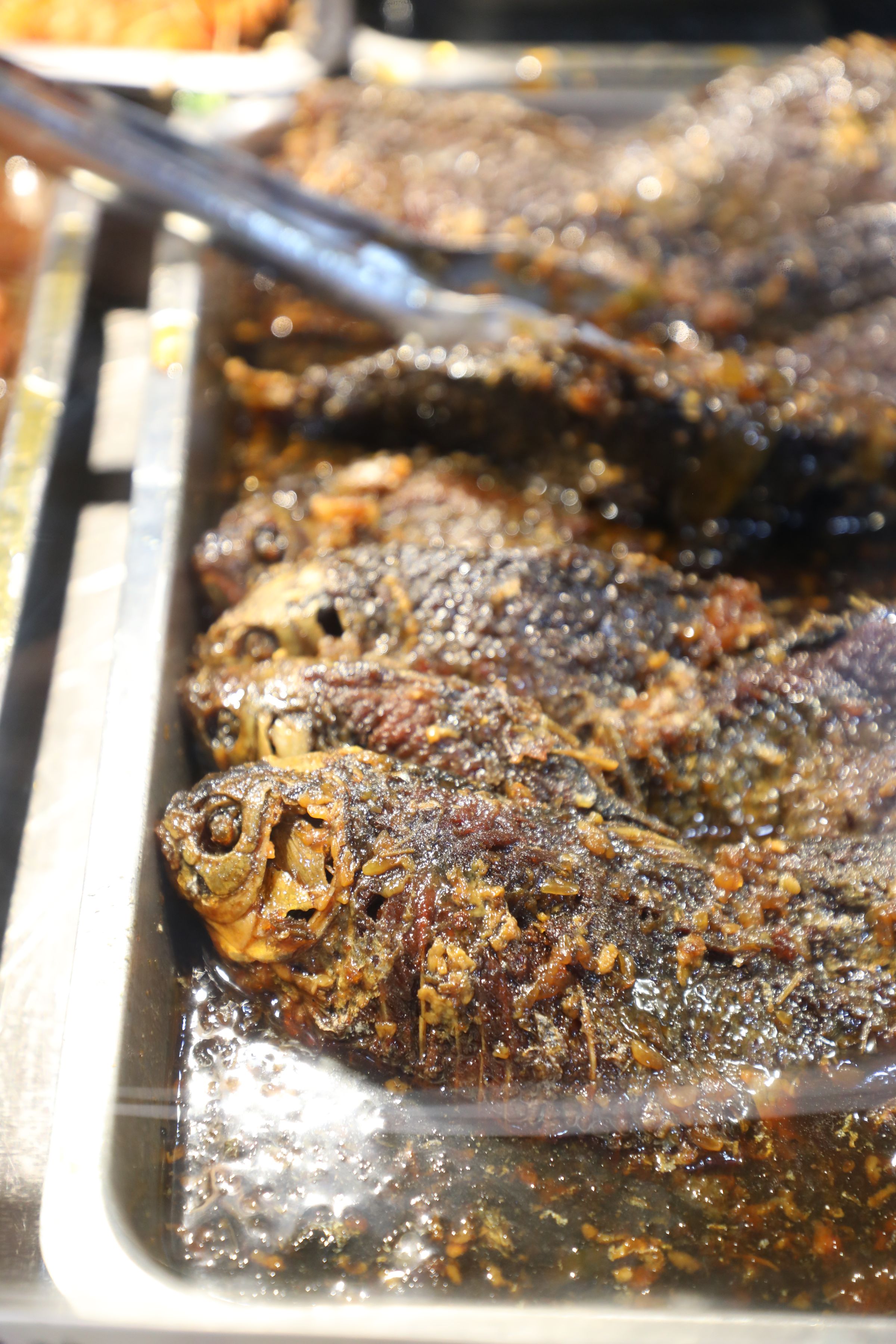「蔥㸆鯽魚」嚴選台灣鯽魚加上特調醬汁慢燒至入味。(182元/秤重計價)