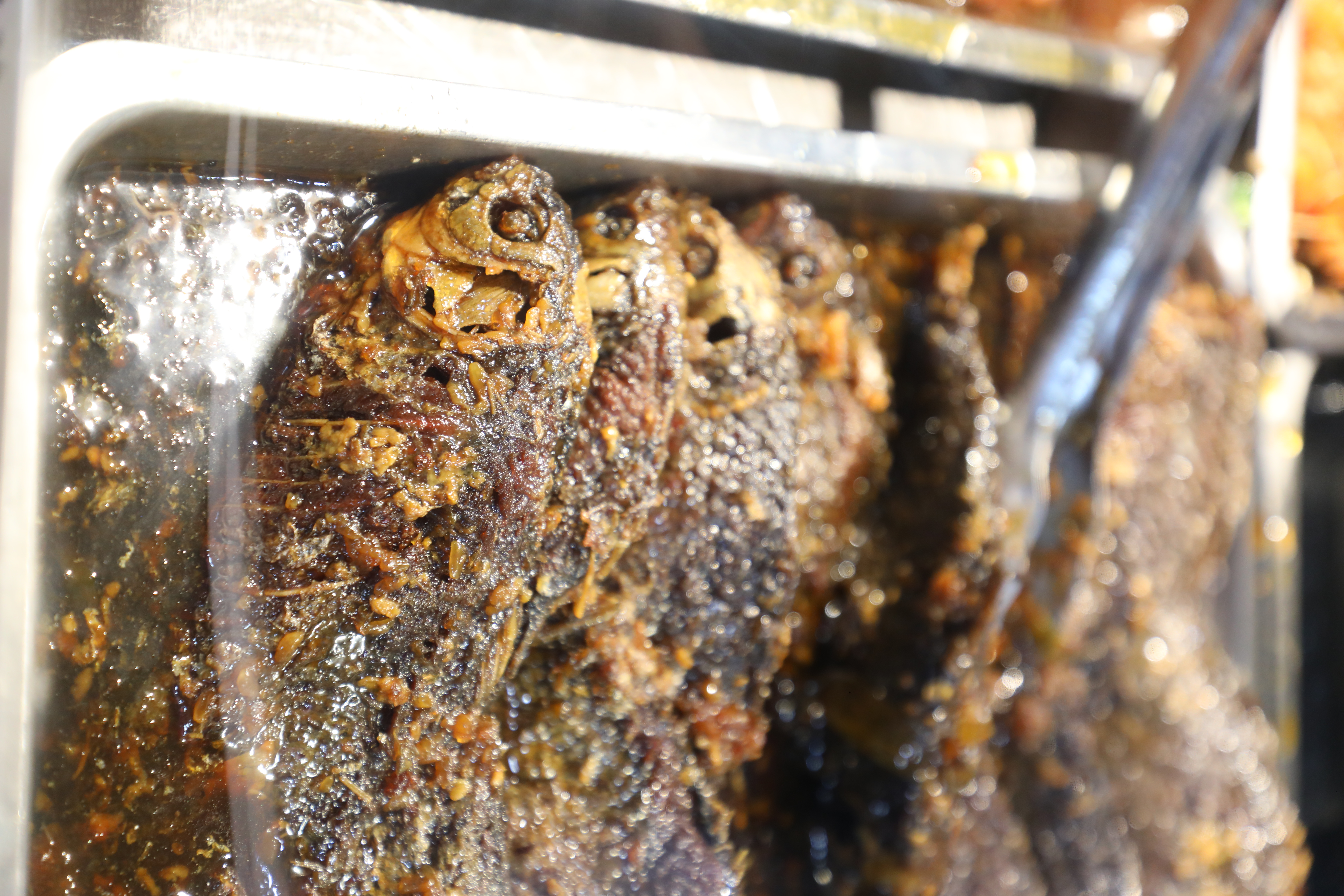 「蔥㸆鯽魚」嚴選台灣鯽魚加上特調醬汁慢燒至入味。（182元／秤重計價）