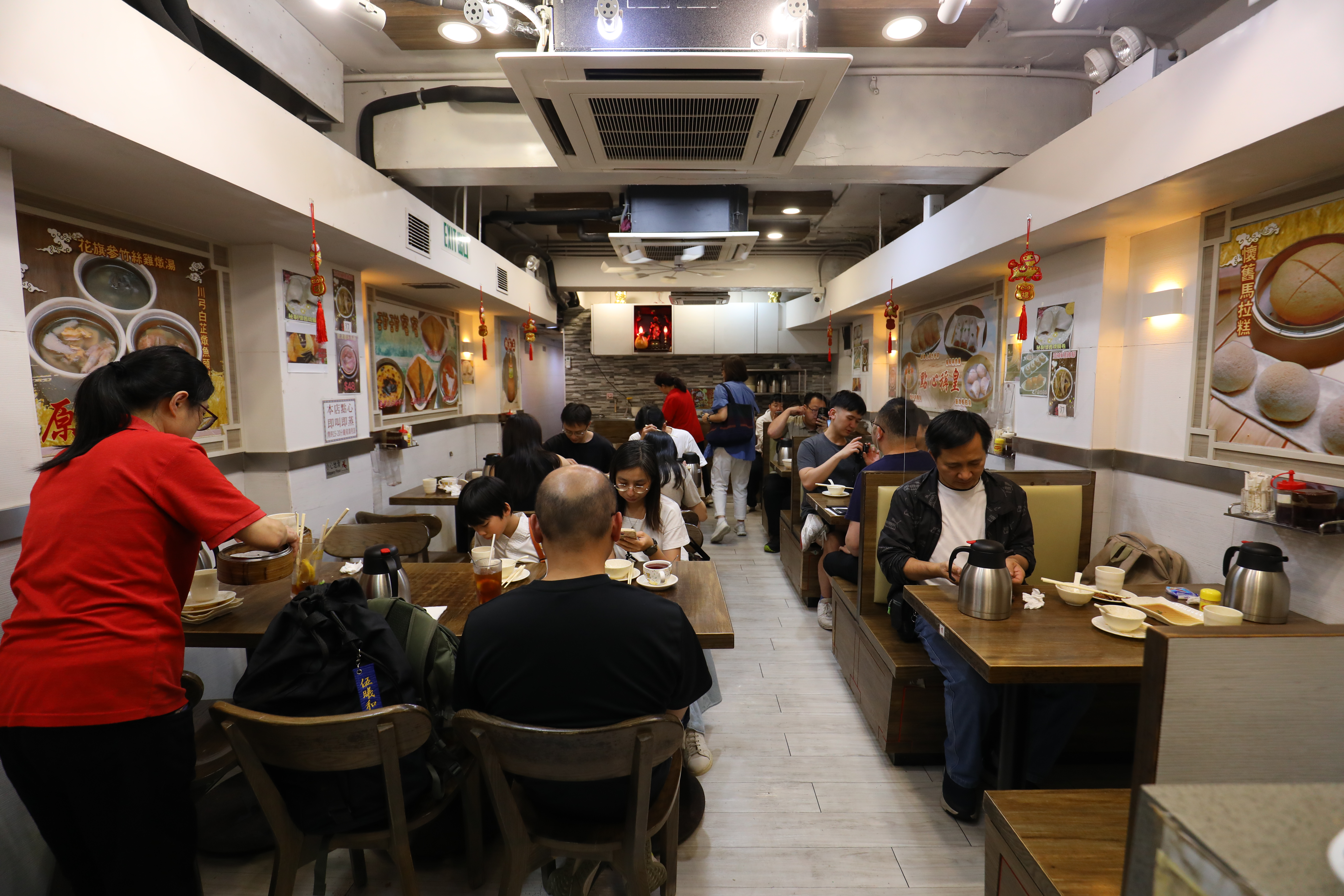 用餐空間還算寬敞，店員服務也很親切。