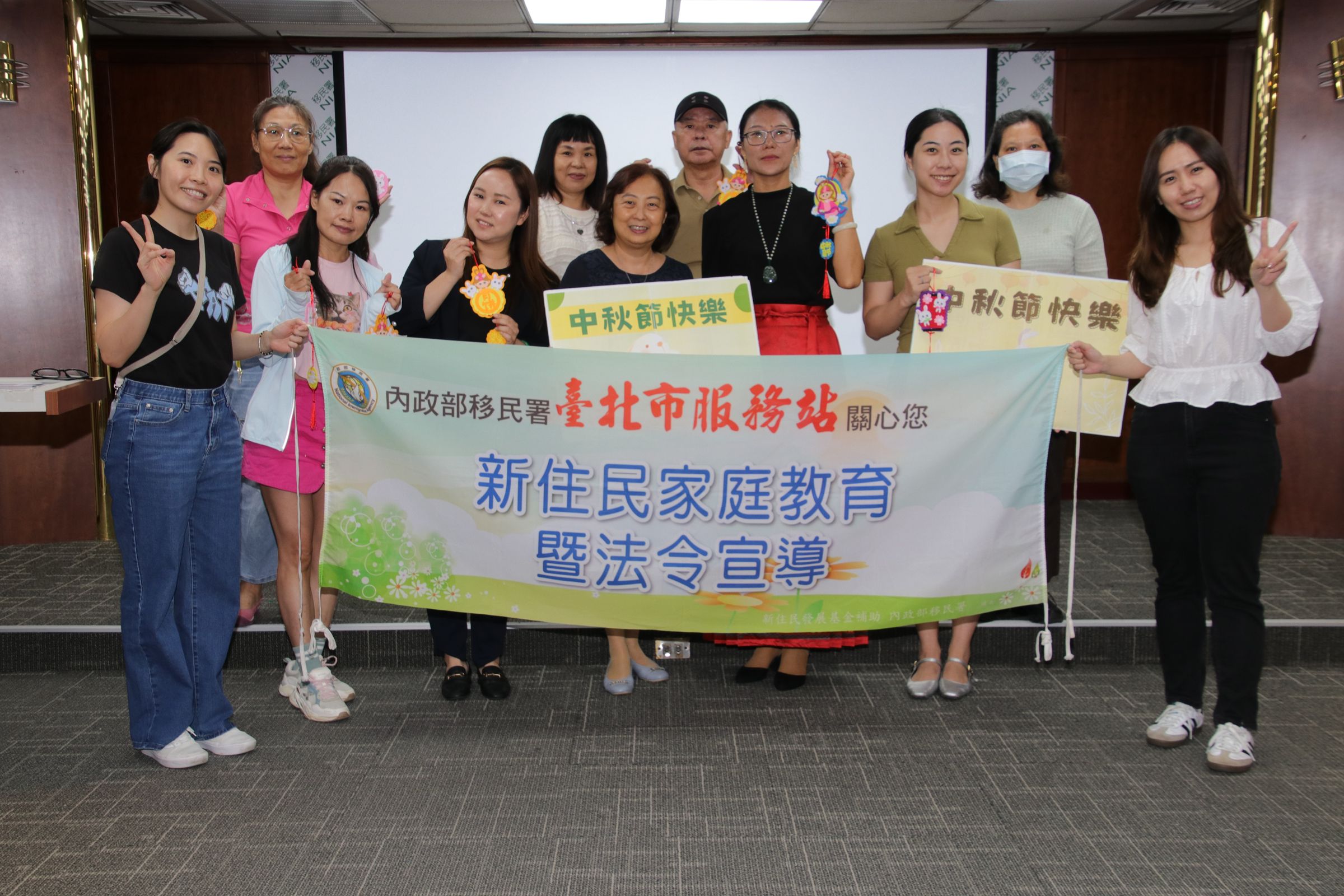 移民署台北市服務站舉辦9月份「新住民家庭教育暨法令宣導課程」,並邀請與會的學員共同製作中秋節慶吊飾。(移民署提供)