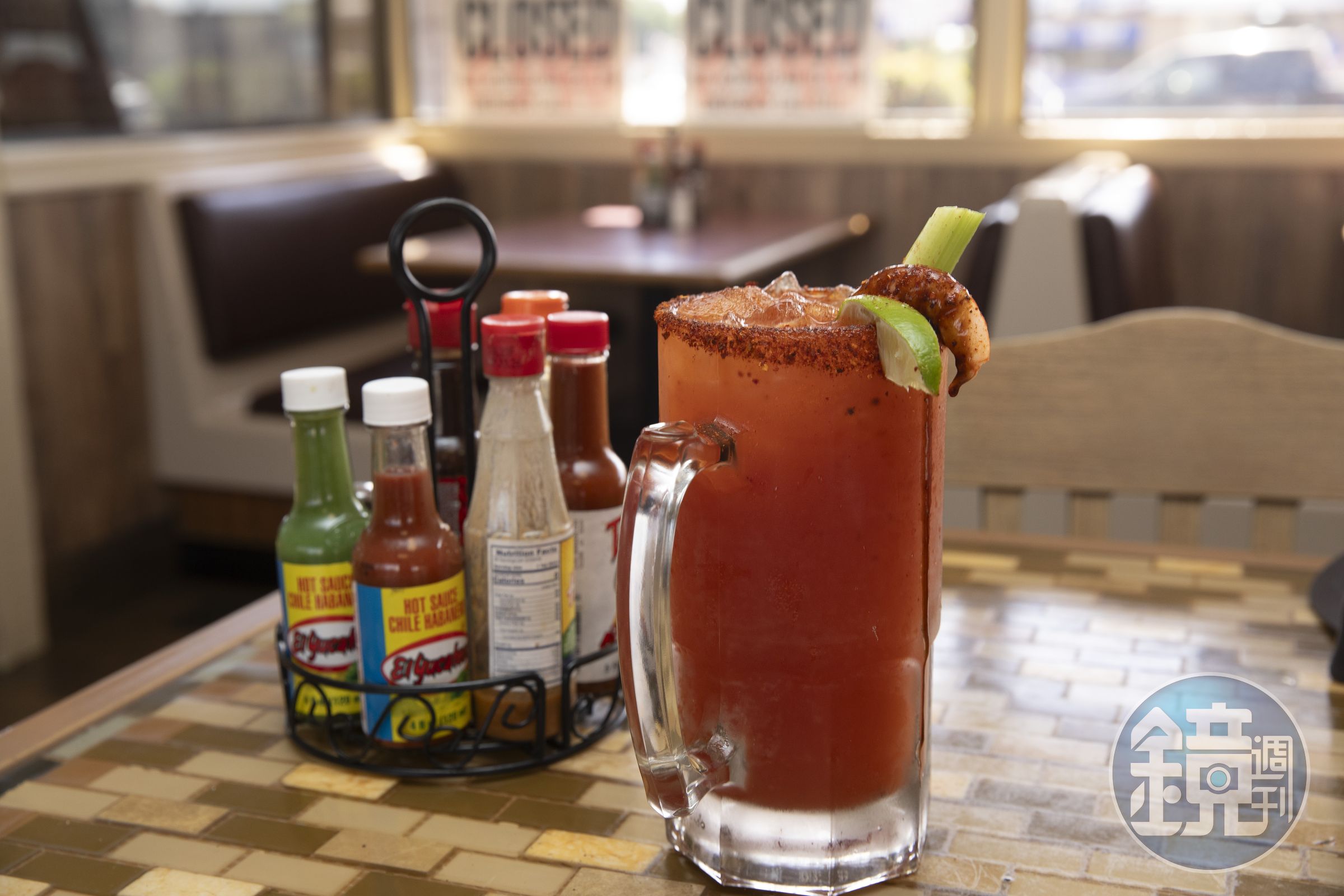 汪松林每來必點調酒「Michelada Tarasco」,是以啤酒為基底,加入檸檬、番茄汁、還有辣椒粉,甜鹹酸辣交錯。(約台幣361元/杯)
