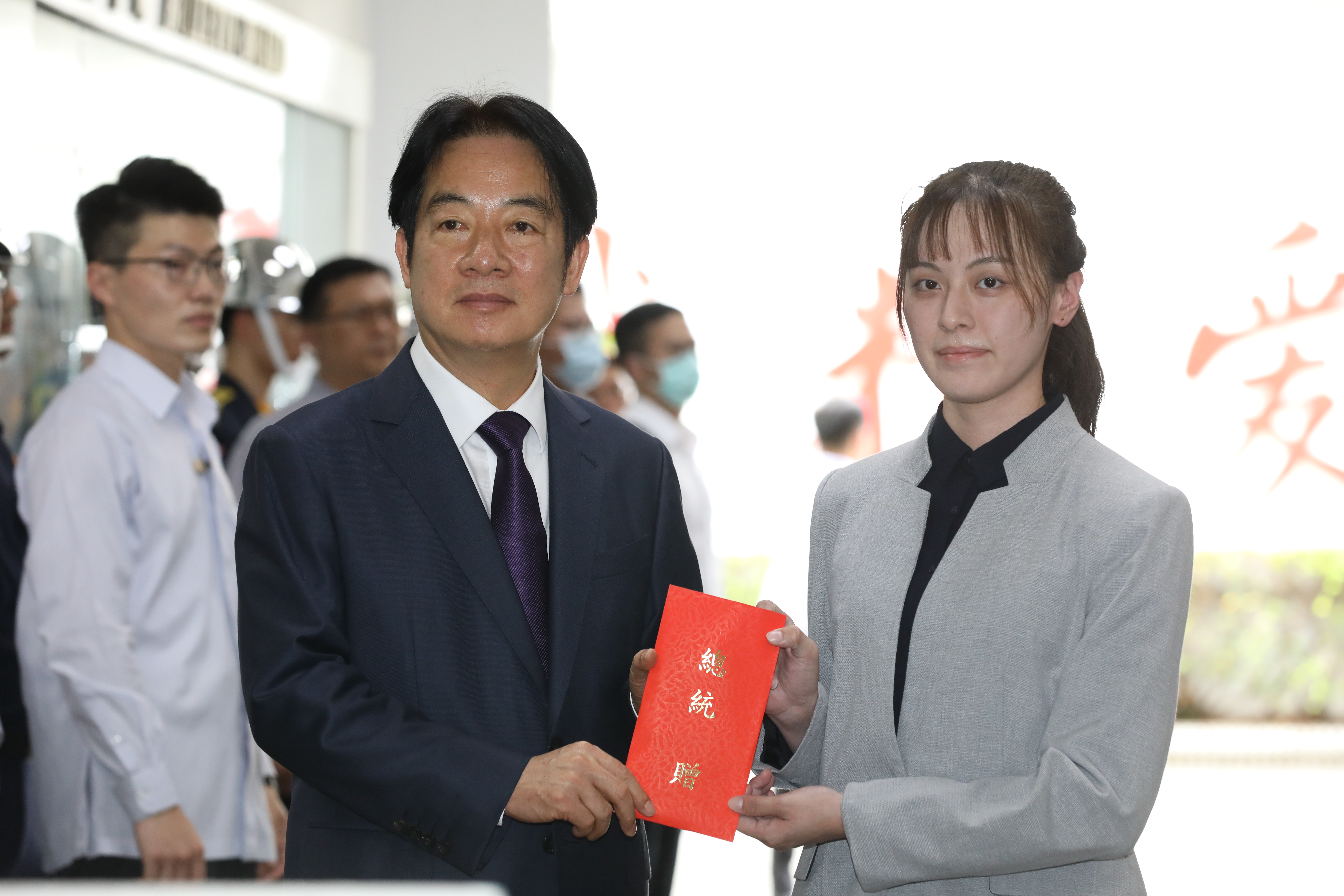 賴清德致贈獎金給予破案有功人員。