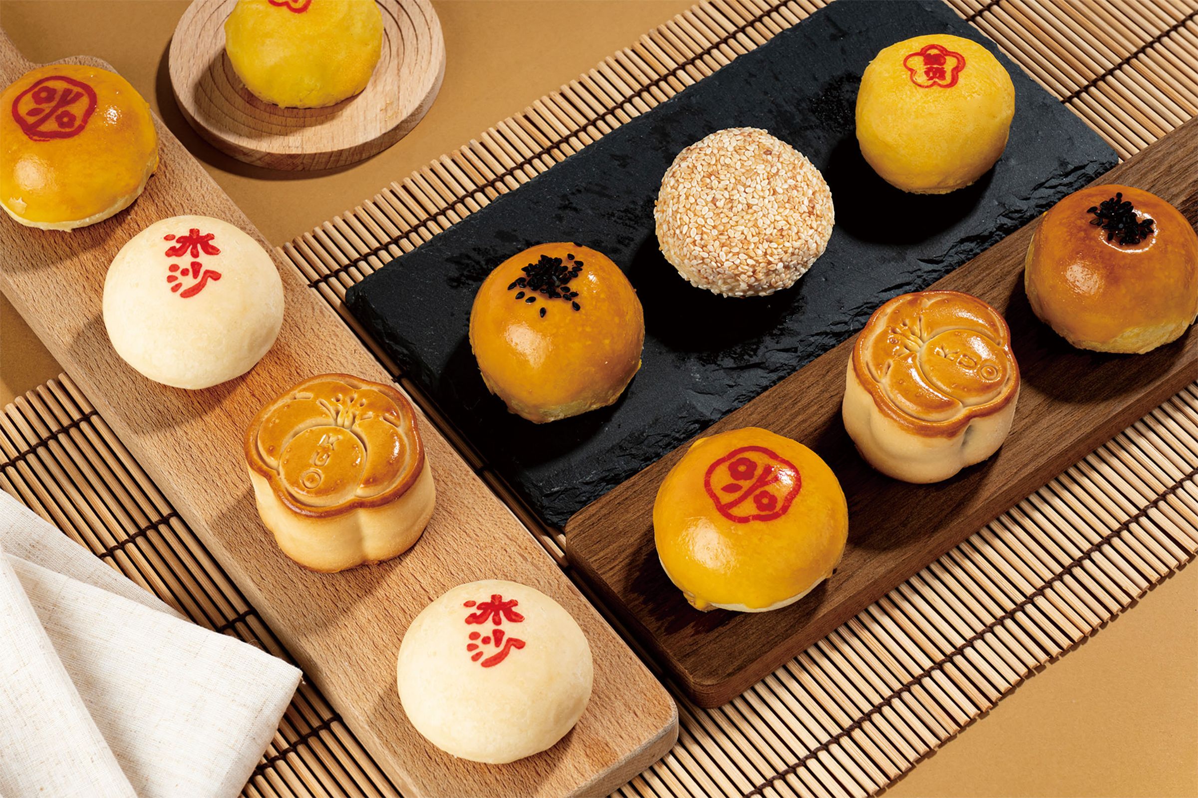 郭元益為品牌160週年特別設計的「時味。島嶼 Taste of Time」禮盒秋節登場，以設計、文字與迷你頂級台式大餅閱讀台灣百年風味。（郭元益提供）