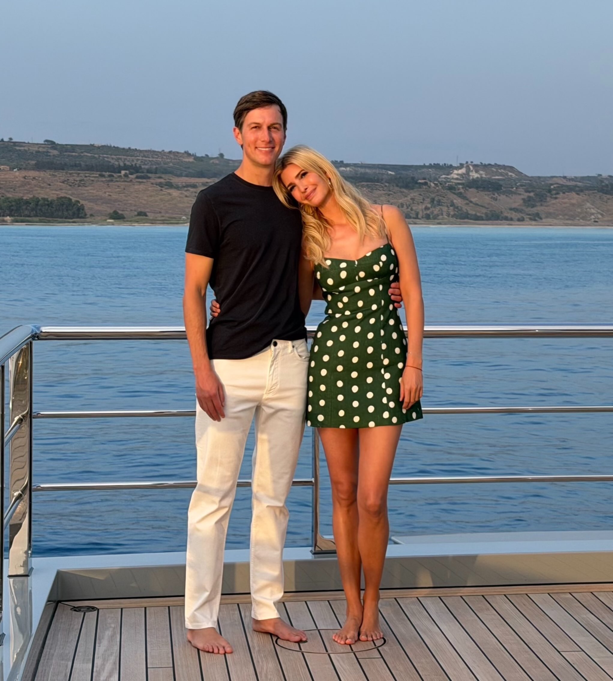 伊凡卡(右)和丈夫庫許納(左)結婚多年仍相當恩愛。(翻攝ivankatrump IG)