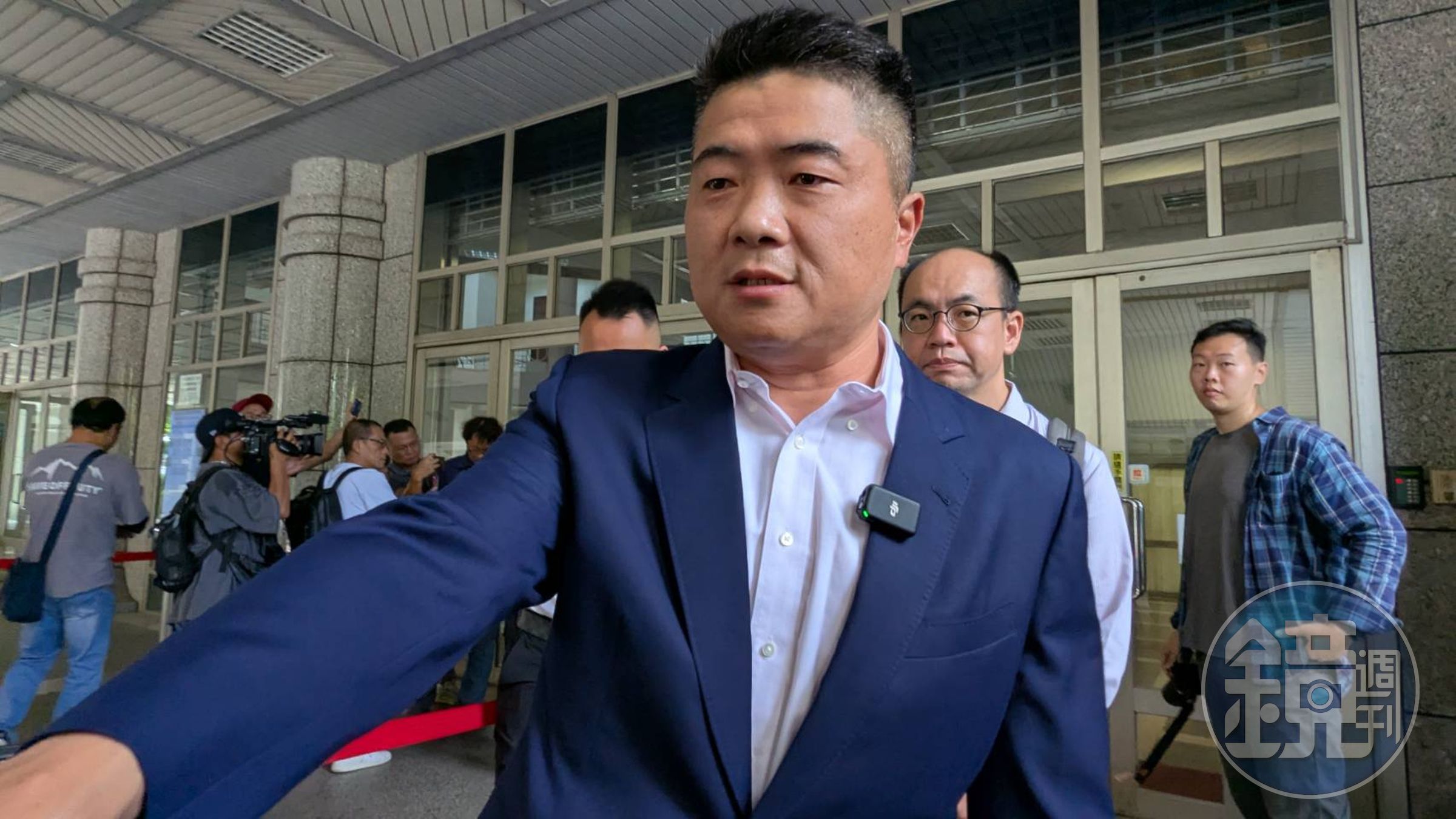 立委顏寬恒現身法院,面色凝重,表示不服。