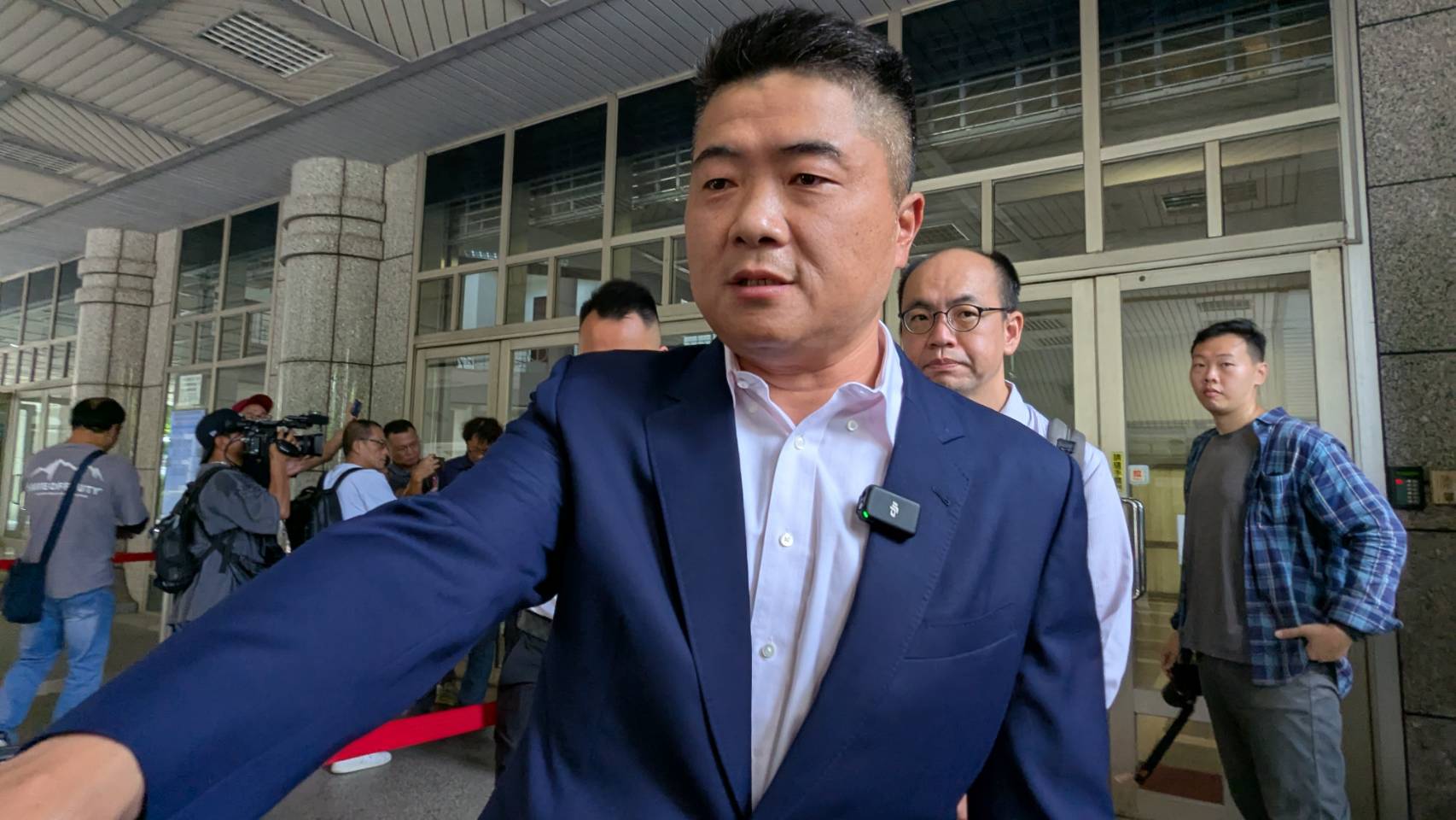 立委顏寬恒現身法院，面色凝重，表示不服。