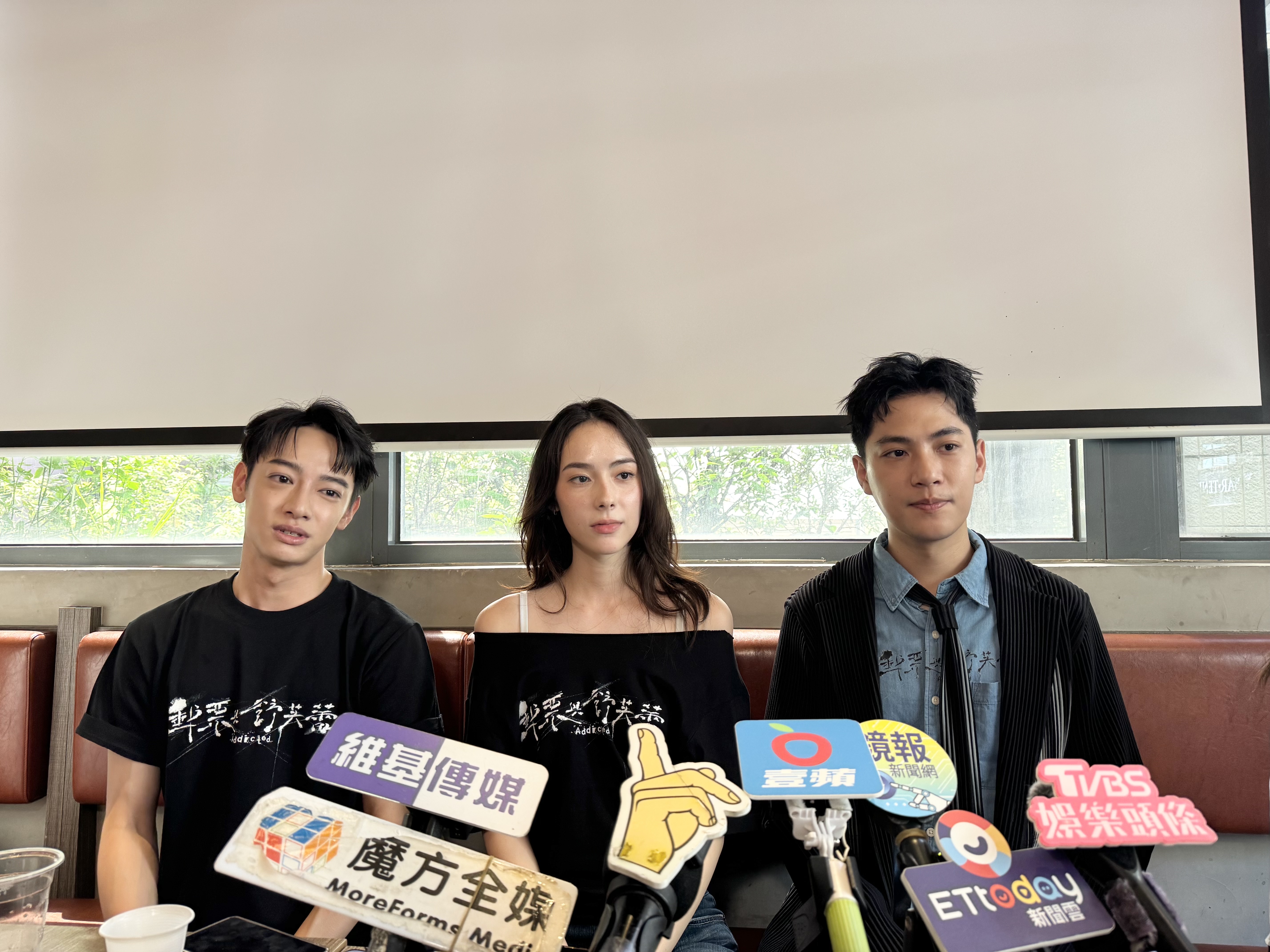 林子閎、林奕嵐與劉修甫今為影集《郵票與舒芙蕾》造勢。葉婉如攝