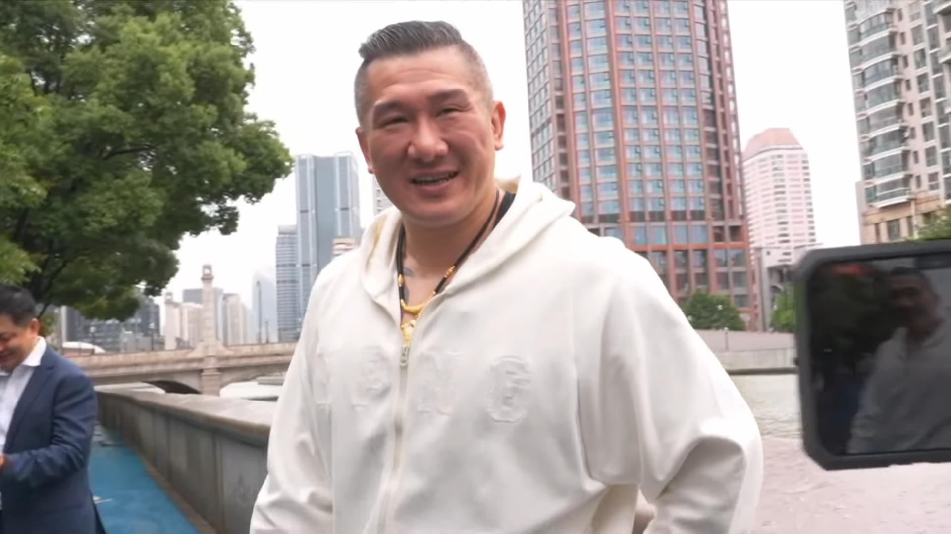 「館長」陳之漢近日前往中國，過程中狂開直播吹捧中國，引起網路熱議。（翻攝自館長惡名昭彰YT頻道）