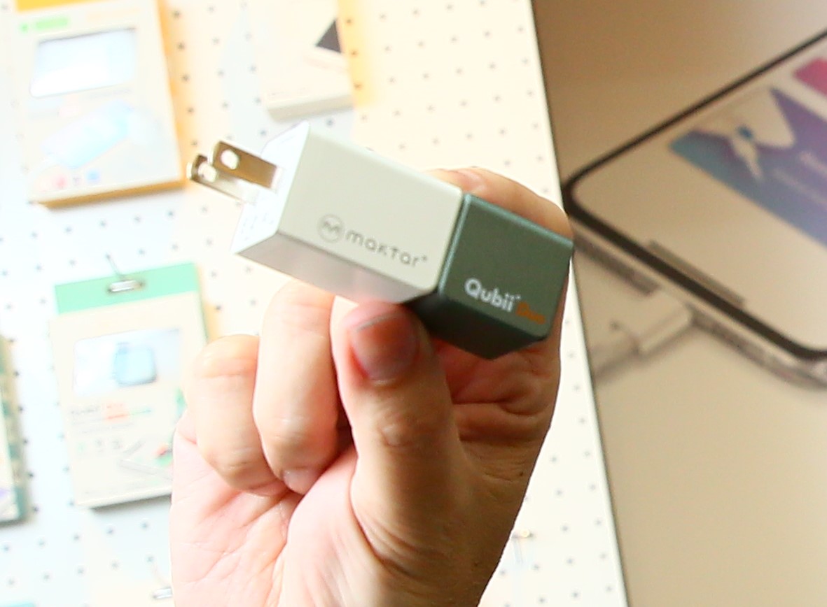 Qubii備份豆腐跟手機充電插座一結合，就能在你的手機充電時，自動且聰明地進行手機備份，目前全世界已賣出超過百萬顆。