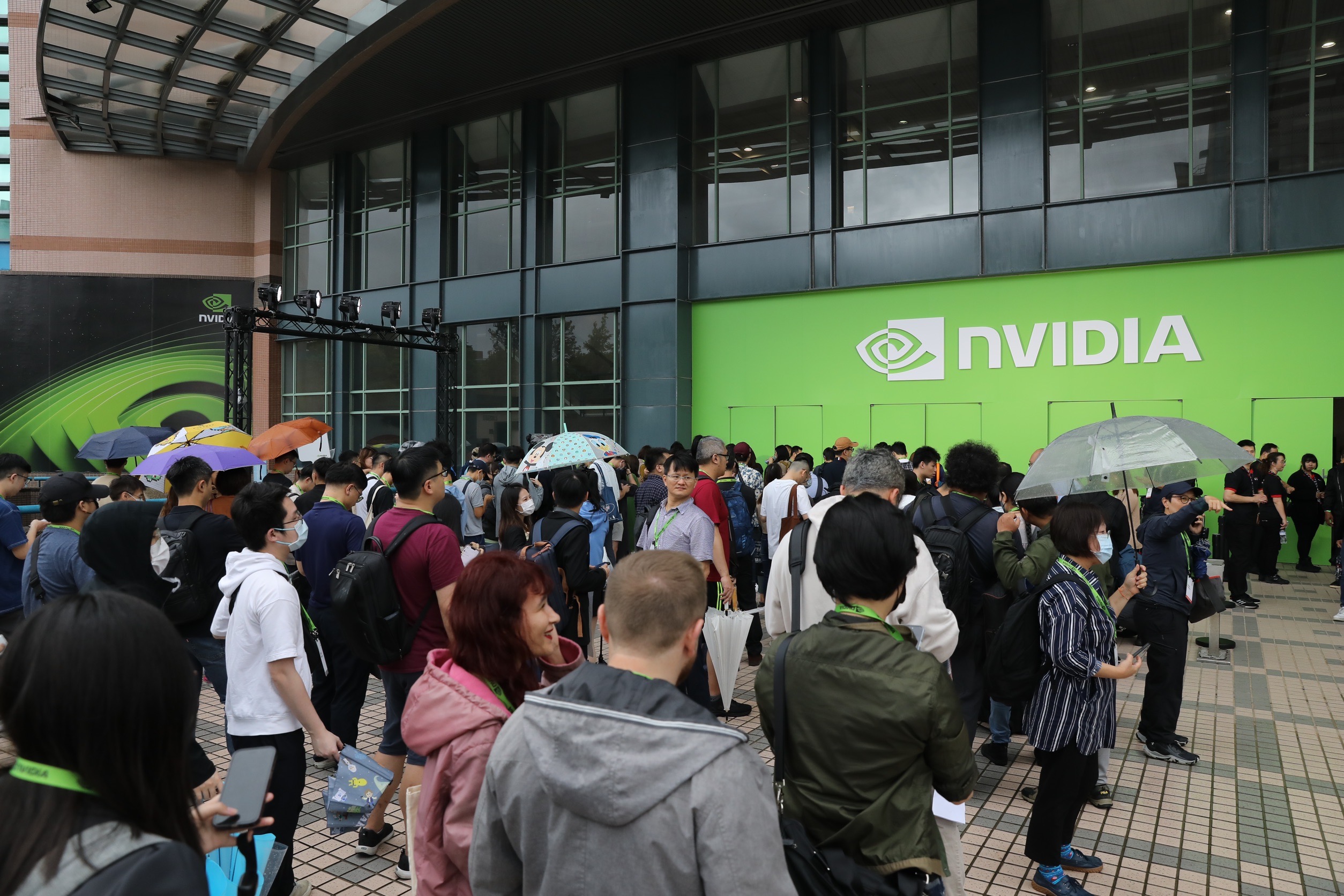 黃仁勳2日晚間7點在台大體育館開講，下午4點已出現長長人龍卡位排隊。
