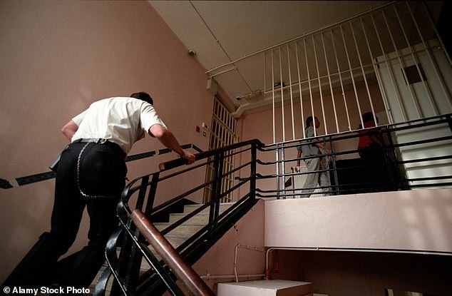 比謎片刺激！女獄警與男犯做愛誤開密錄器，回傳總部讓大家看18禁實境秀。（示意圖，翻自《每日郵報》）