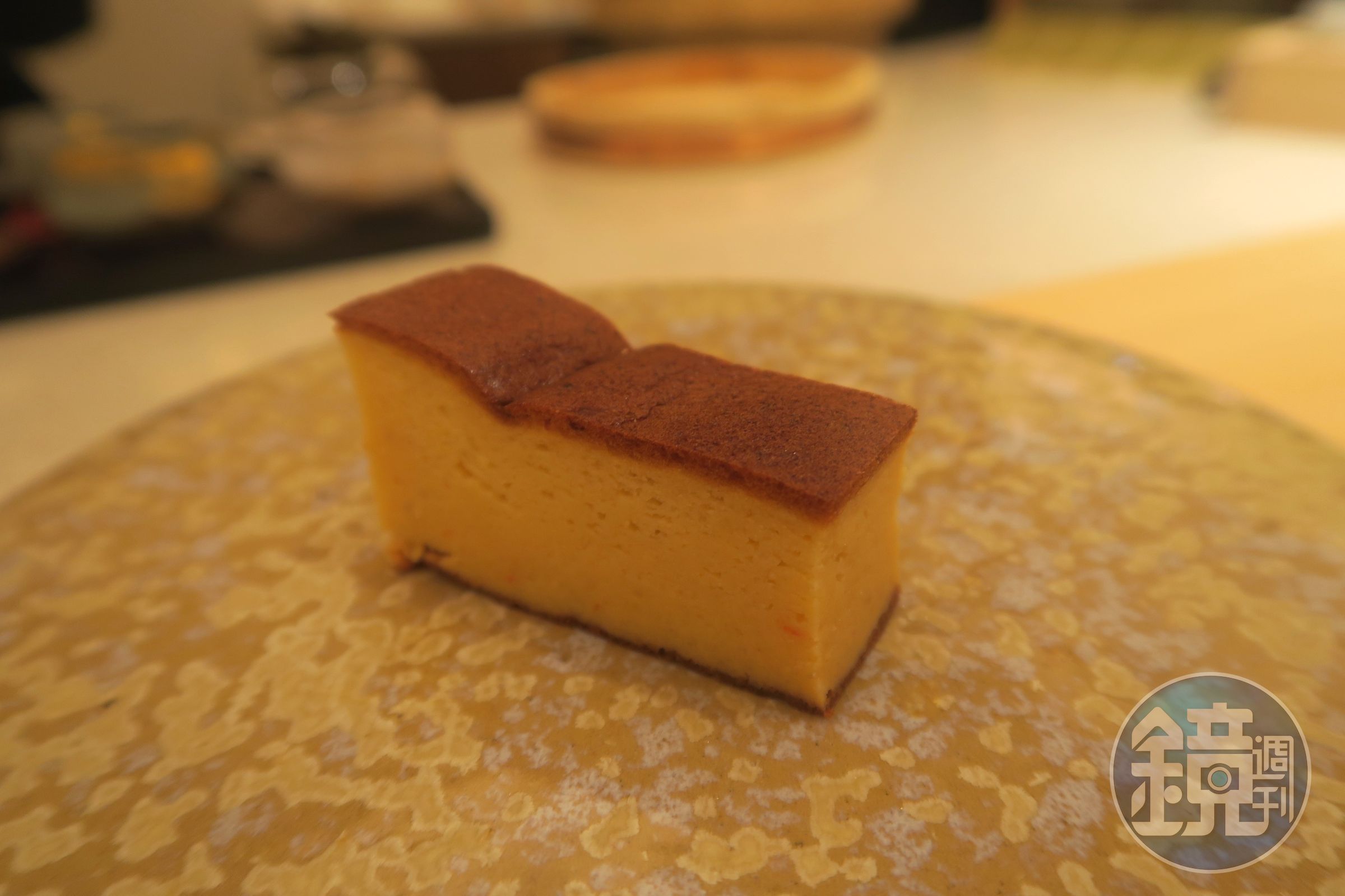 日本料理通常以玉子燒作結，すし謙的版本加入蝦殼，多了一股鮮味。
