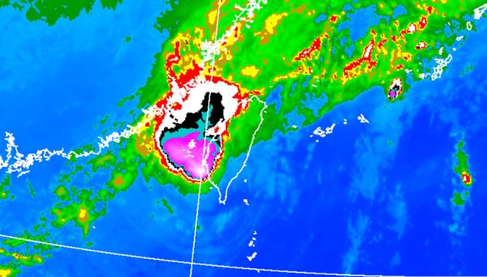鳳凰預計今晚登陸，不排除出海後降為熱帶性低氣壓。（翻攝自中央氣象署官網）