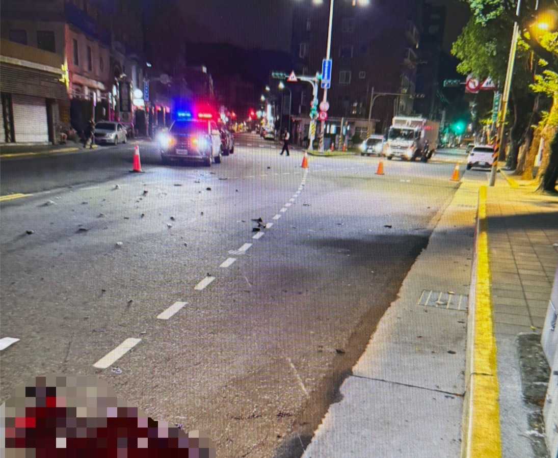 士林昨日凌晨發生死亡車禍，一名24歲陳男騎乘機車與休旅車發生碰撞，因陳男未戴安全帽，遭撞噴飛慘死。（翻攝畫面）