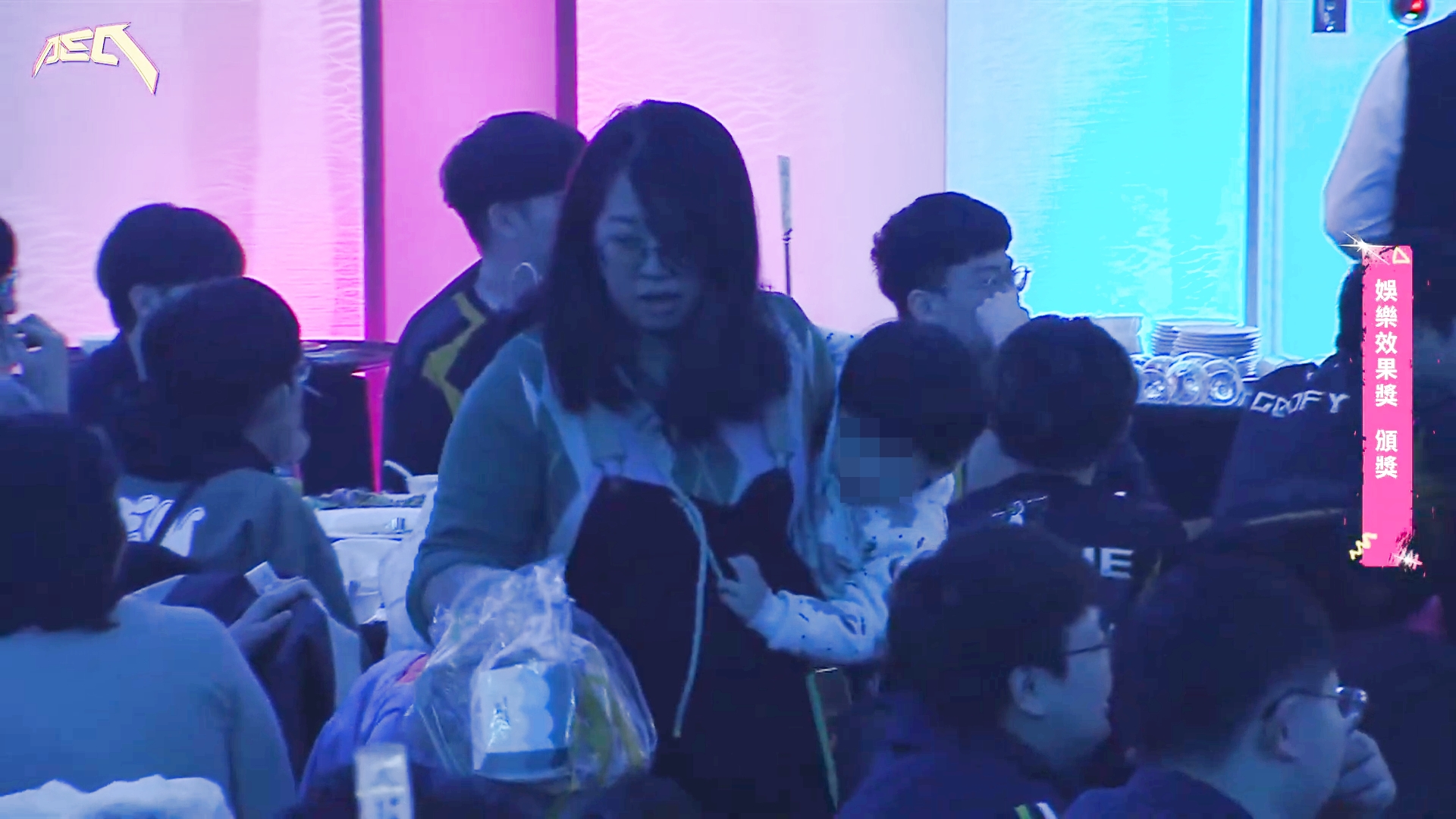 統神老婆003（圖）不滿電競協會找來有販毒官司的Toyz頒獎，憤而離場。（翻攝自中華民國電子競技運動協會CTESA YouTube）