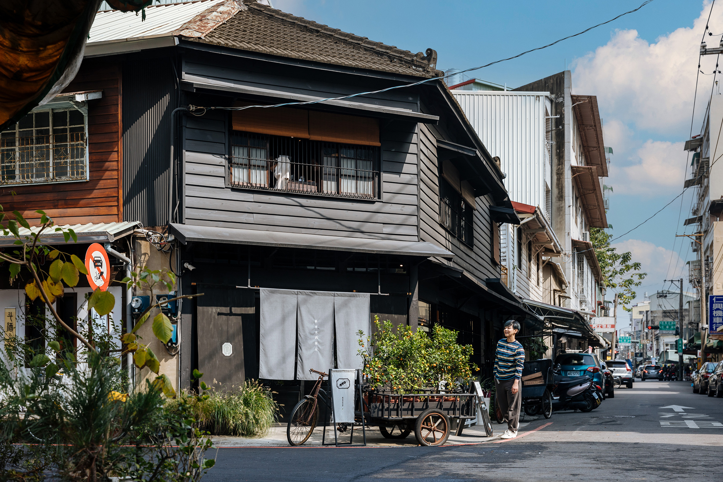 位於成仁街的「新華美西裝社」，是這條路上最黑卻最耀眼的老房子。