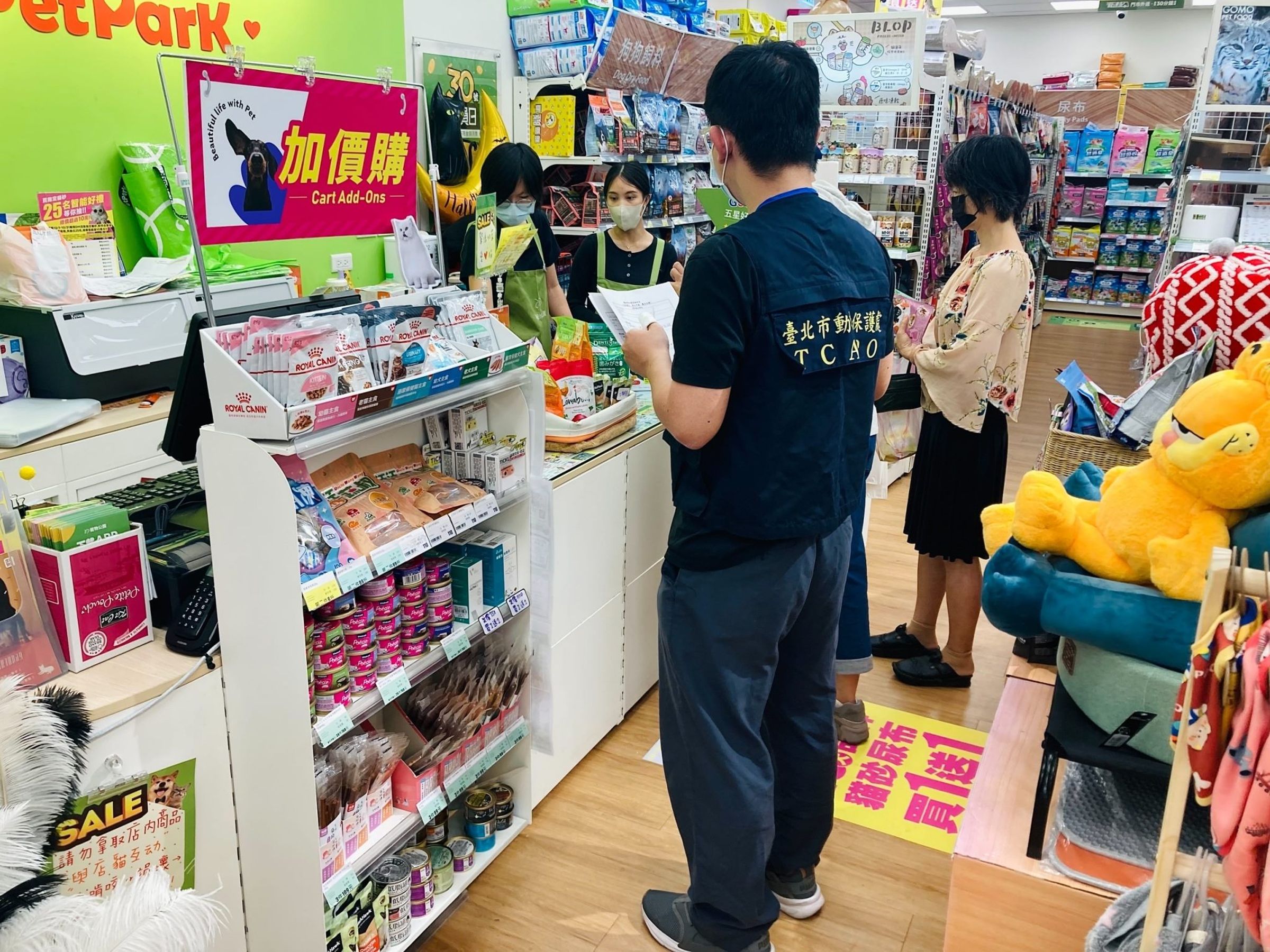 動保處派員進行市售寵物食品稽查。（北市動保處提供）