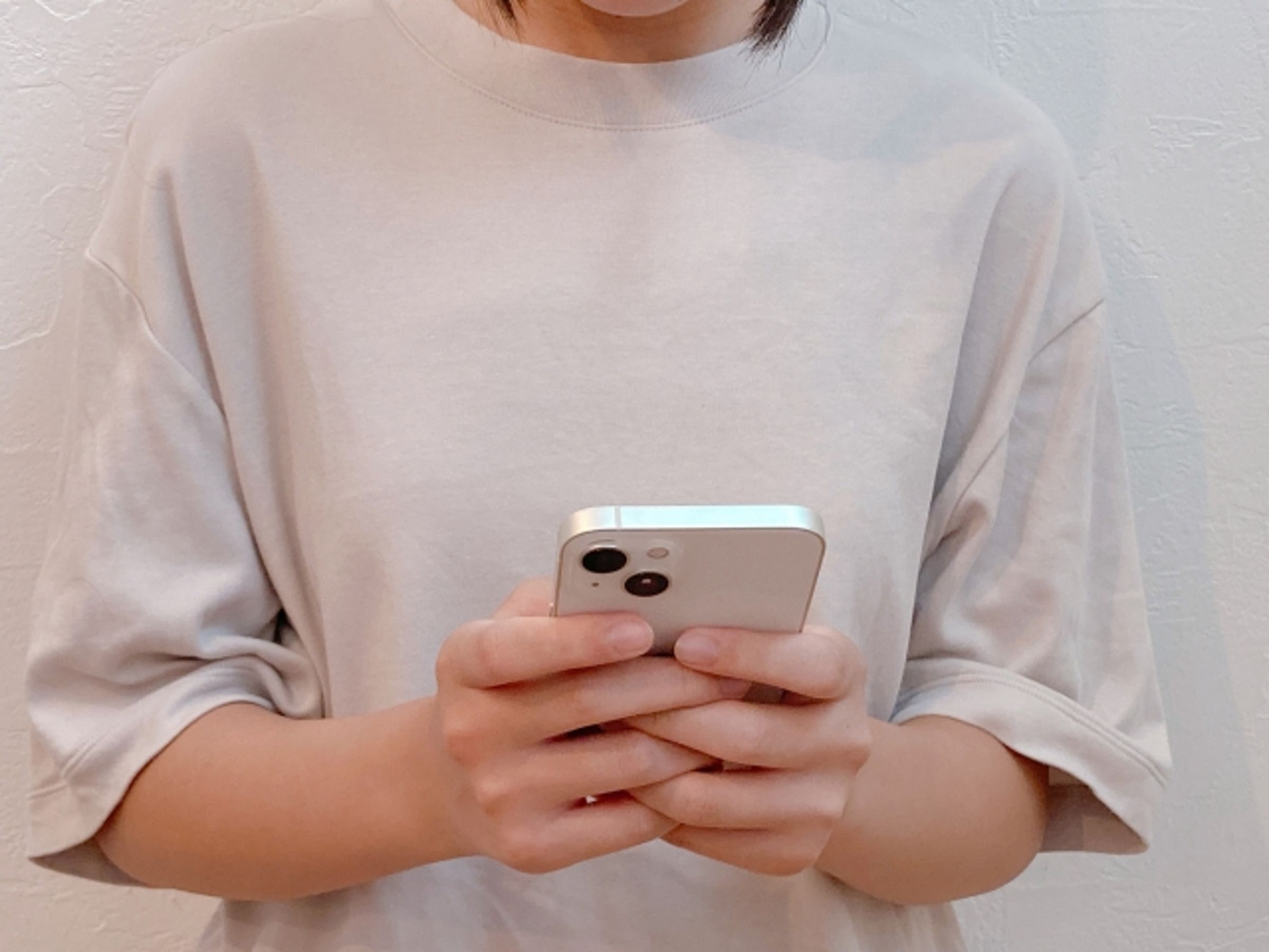 有網友認為聊天訊息加了「2字」瞬間變老人。(示意圖,PhotoAC)