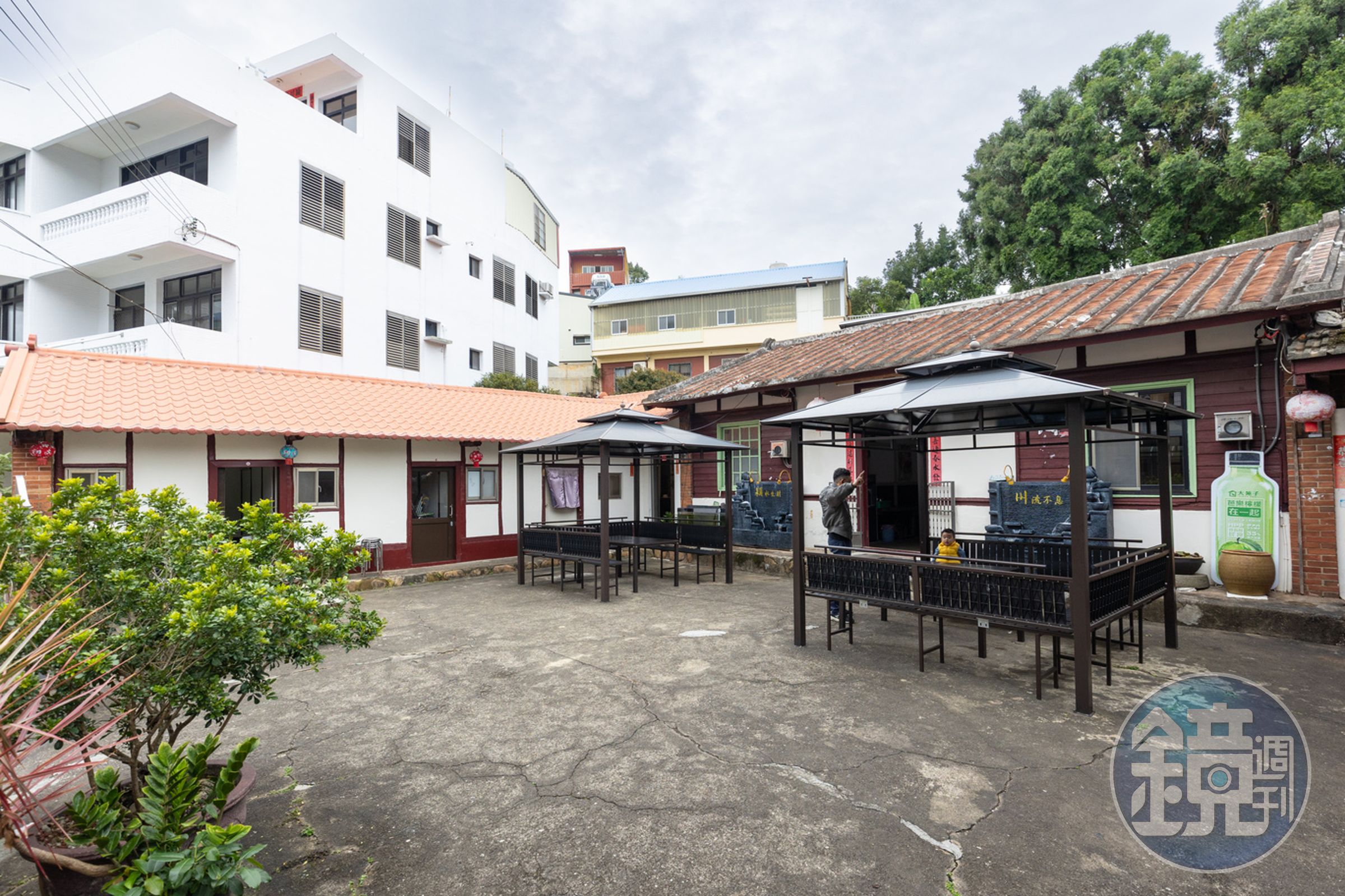 前埕亦有座位區，可在戶外欣賞老建築，一邊用餐。