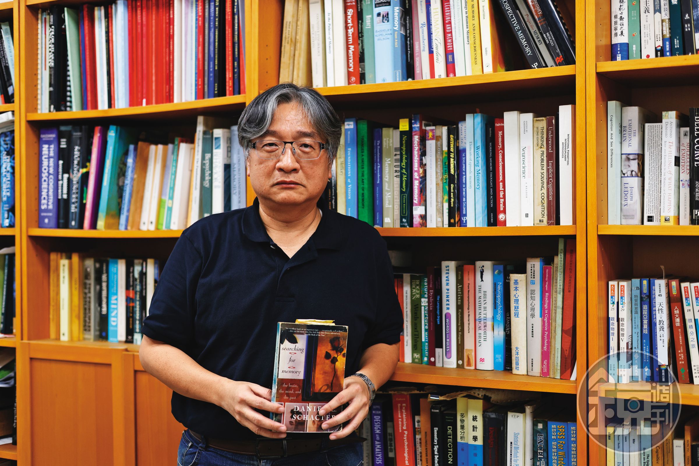 中央大學認知科學研究所教授鄭仕坤指出，人的記憶並不可靠，受引導可能被植入記憶。