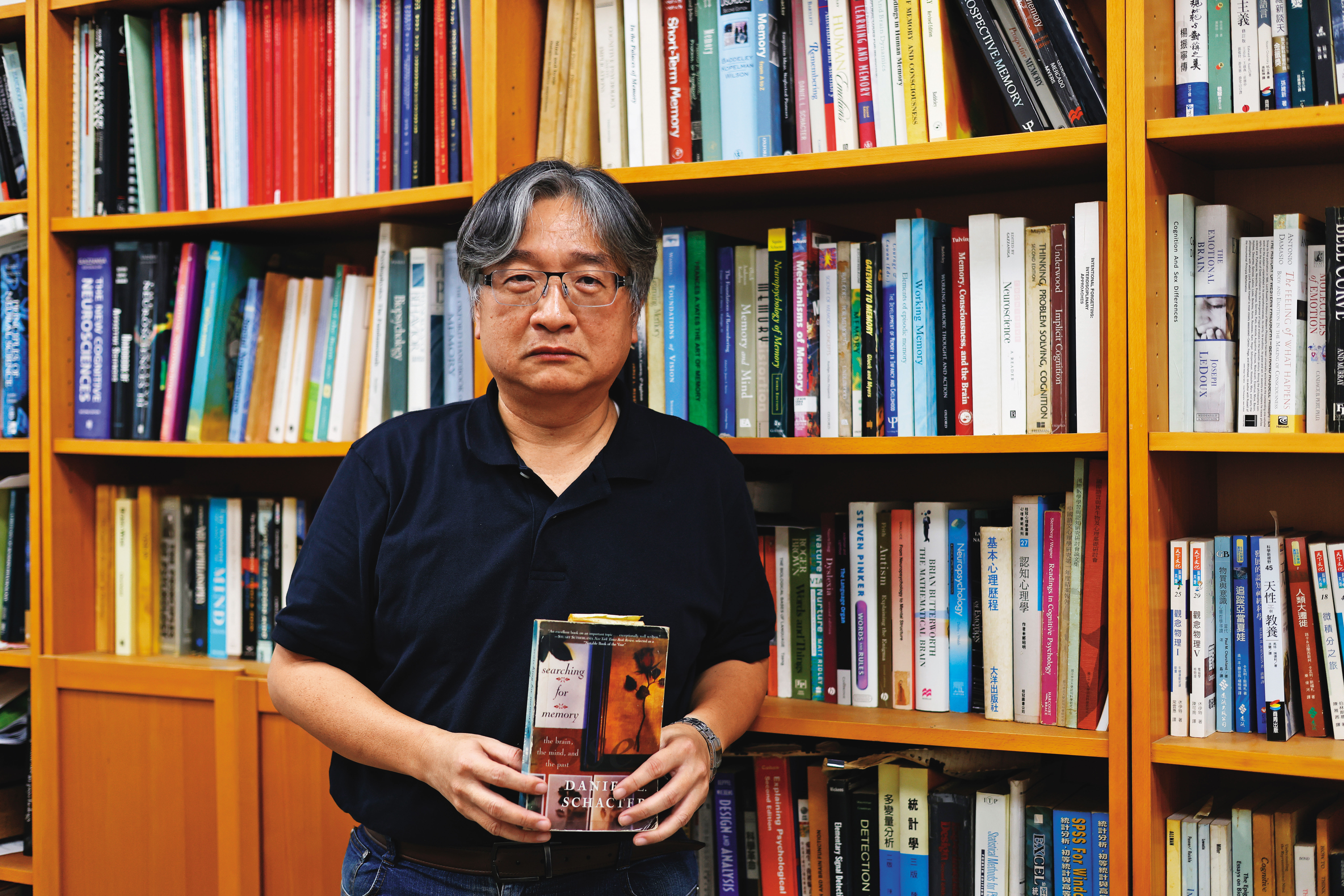 中央大學認知科學研究所教授鄭仕坤指出，人的記憶並不可靠，受引導可能被植入記憶。