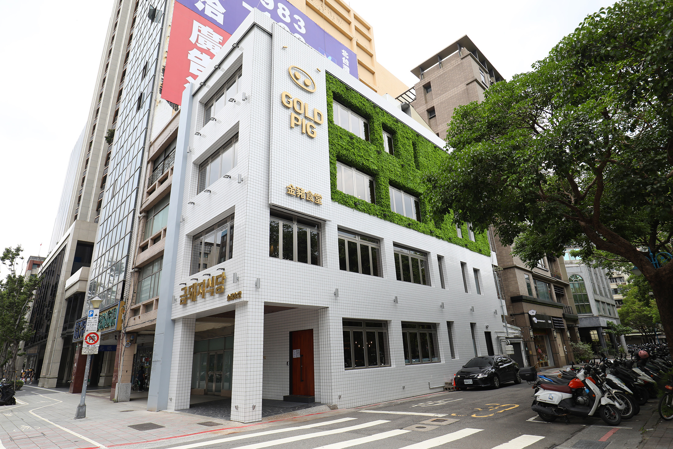 金豬食堂台北店座落於中山區，除了1樓入口處、2樓的吧台與VIP包廂，3、4樓皆可容納40人。