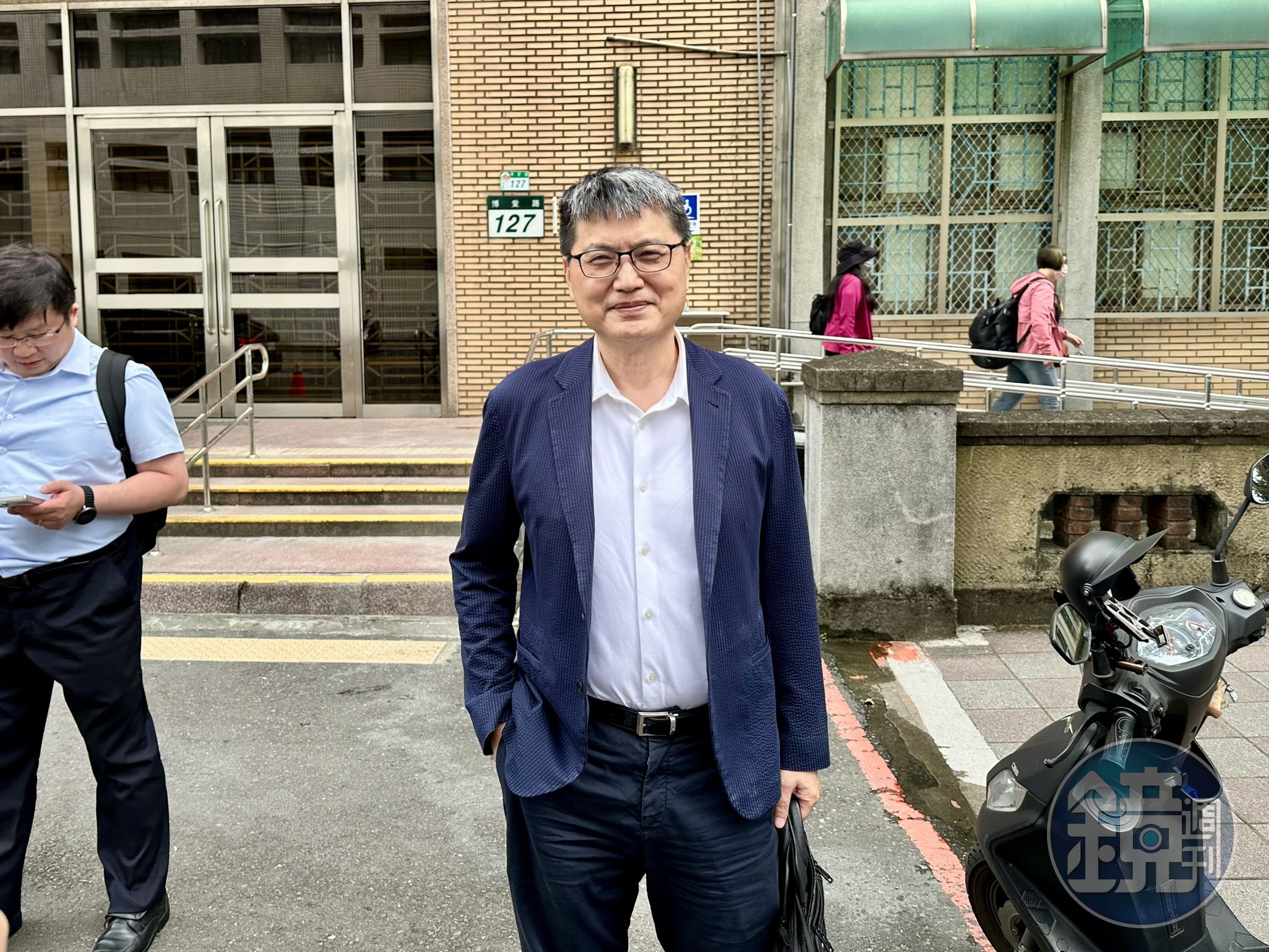 前高檢署檢察官李進誠涉股市禿鷹案,今更5審判4年5月並以電子手鐶監控。