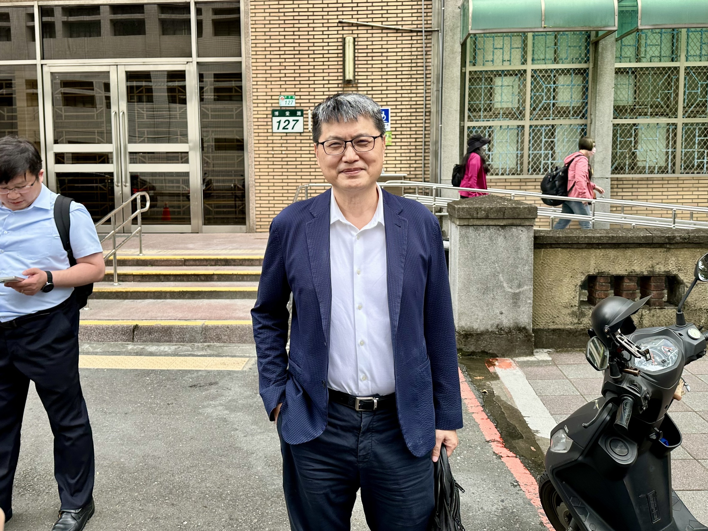 前高檢署檢察官李進誠涉股市禿鷹案，今更5審判4年5月並以電子手鐶監控。