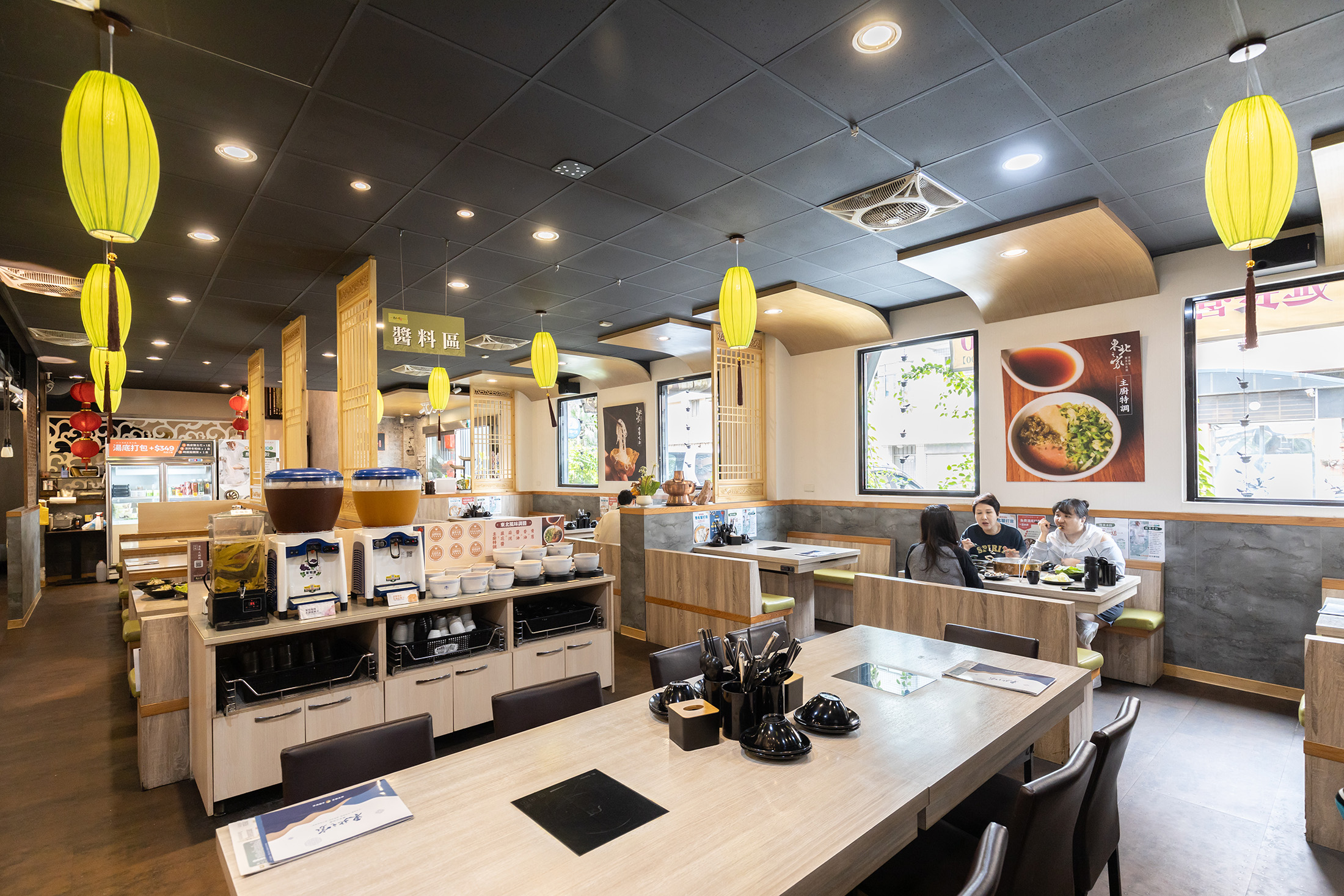 東北之家酸菜白肉鍋（林口總店）用餐環境寬敞舒適，亦提供包廂空間。