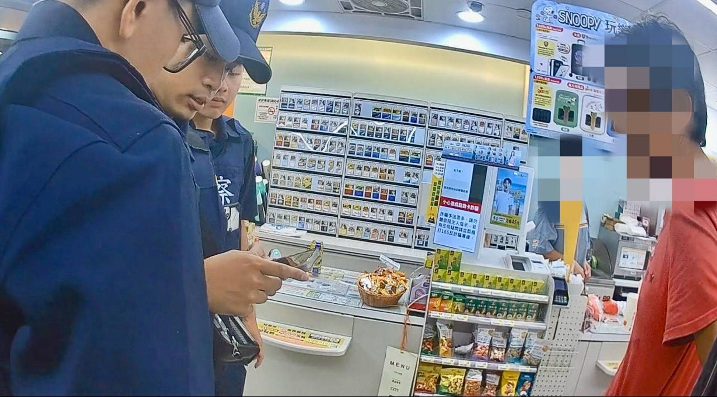 警方得知高男沒錢吃飯，送便當給他才讓他坦承自己遭通緝。（翻攝畫面）