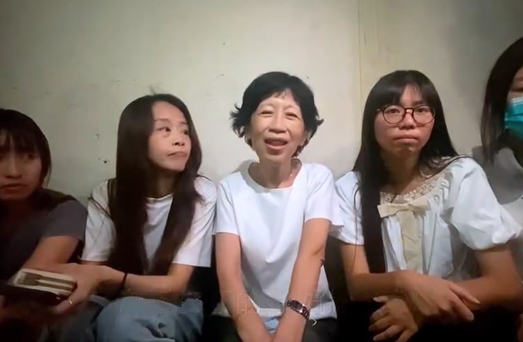 陳佩琪昨晚現身看守所外靜坐陪伴柯文哲，並錄製影片訴說思念。（翻攝民眾黨中央組織部臉書）