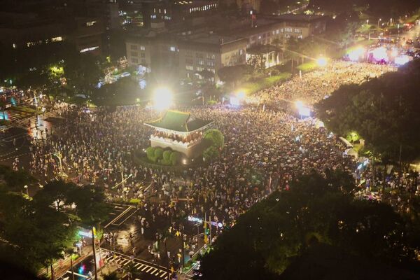 反共護台志工聯盟今晚在凱達格蘭大道舉行「迎向成功 凱道晚會」，主辦方估約有10萬人在場。（志工聯盟提供）