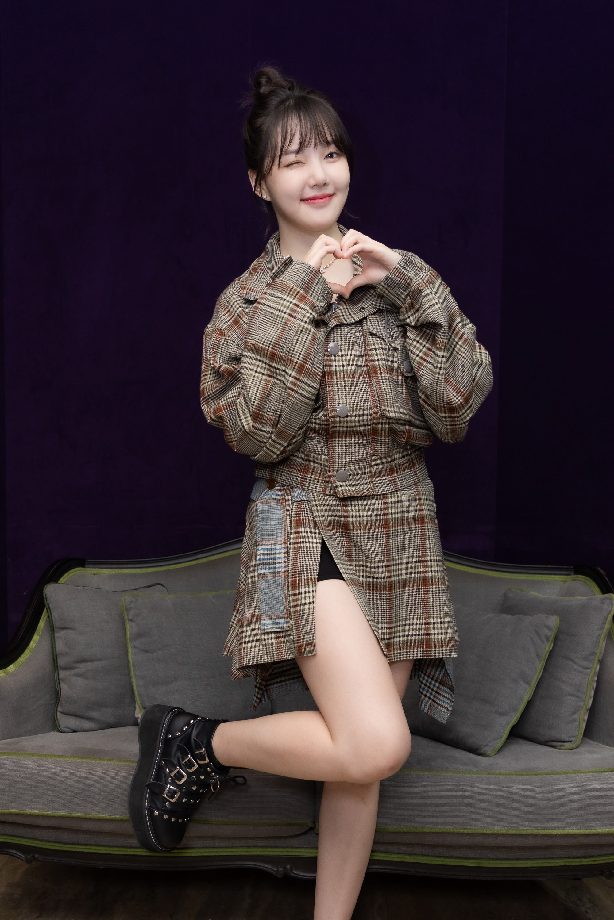 自爆經常走路走一走就會跌倒的Yerin,受訪前在飯店房間也撞到腳。(ONINN ASIA提供)