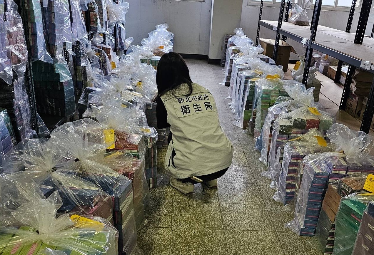 新北市衛生局銷毀6萬多條加熱菸，CLEAN AIR發起人彭華幹批評政府荒謬燒掉逾3千萬菸捐稅。（新北市衛生局提供）